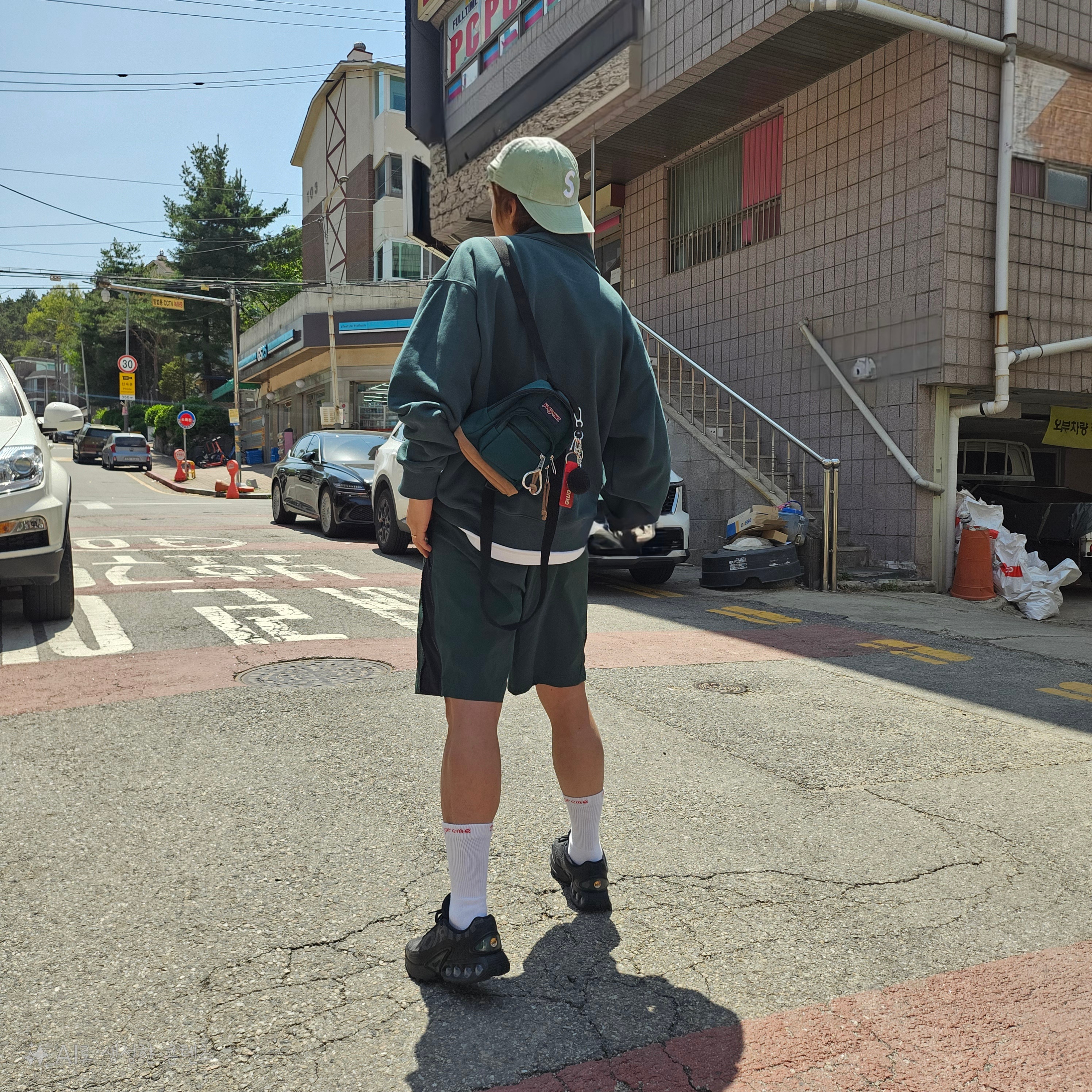 Supreme Pigment Print S Logo 6-Panel Light Sage - 22FW, Supreme Hanes Crew Socks White (4 Pack) 착용 스타일 - 1