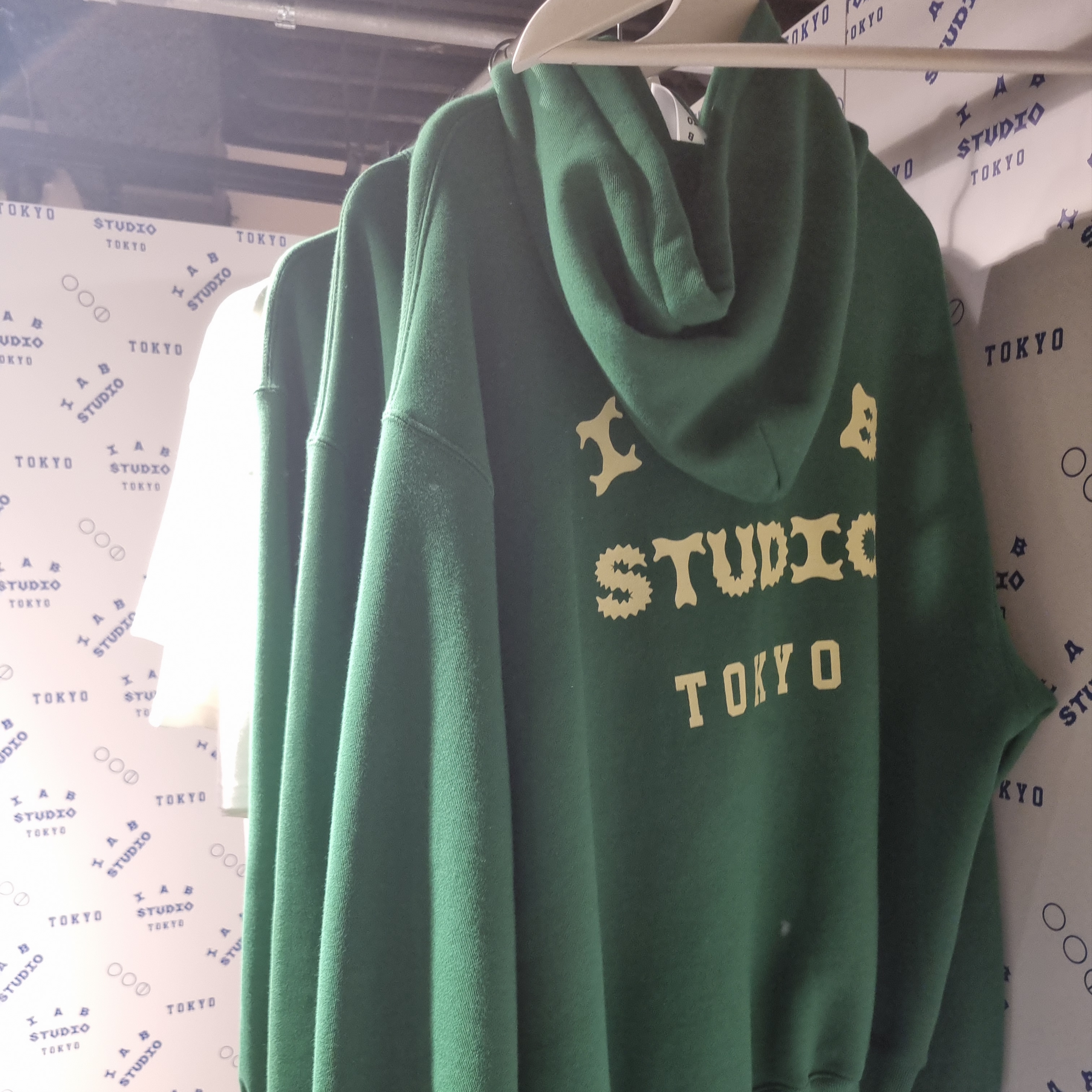 IAB Studio Tokyo Hoodie Green Cream 착용 스타일 - 2