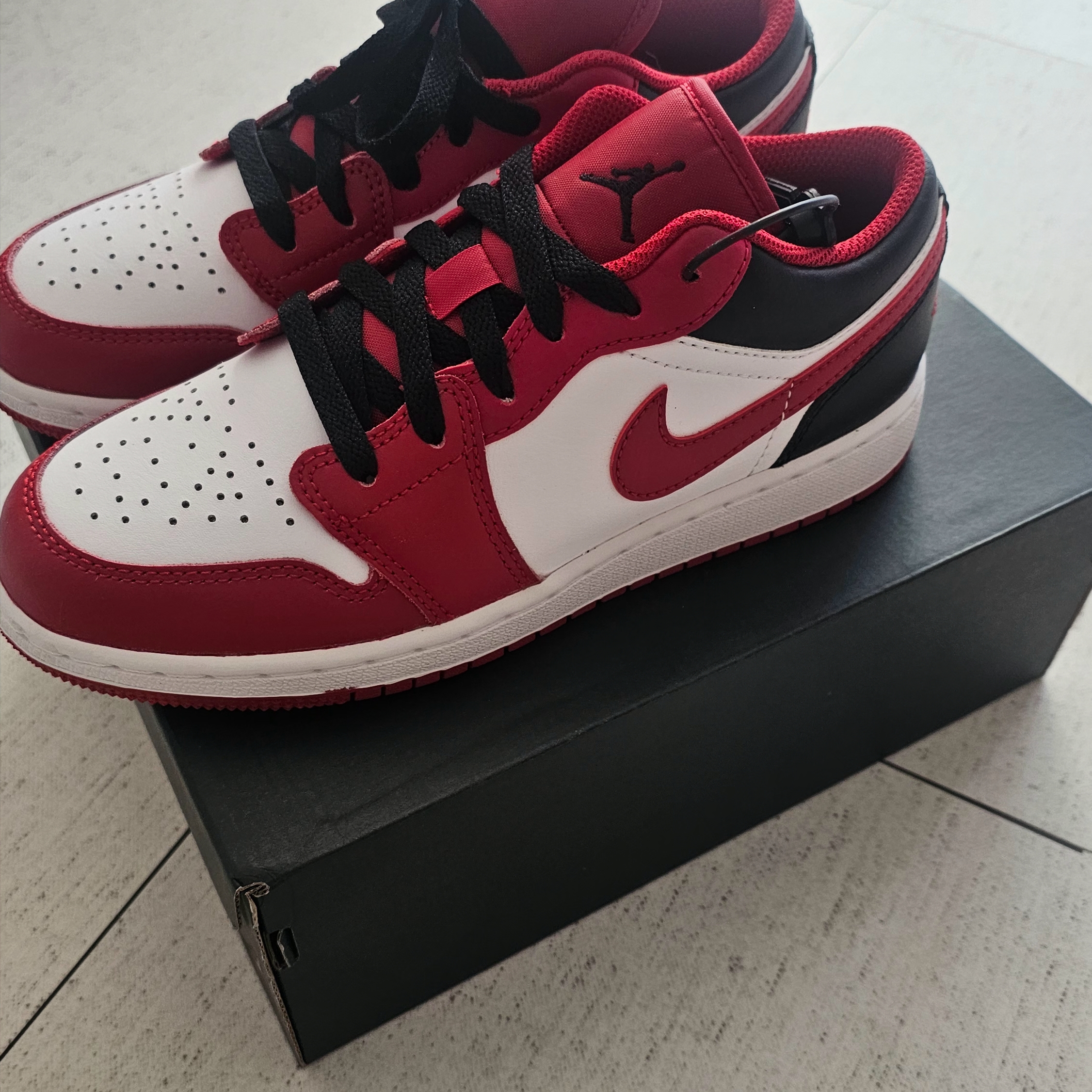 (GS) Jordan 1 Low White Gym Red Black 착용 스타일