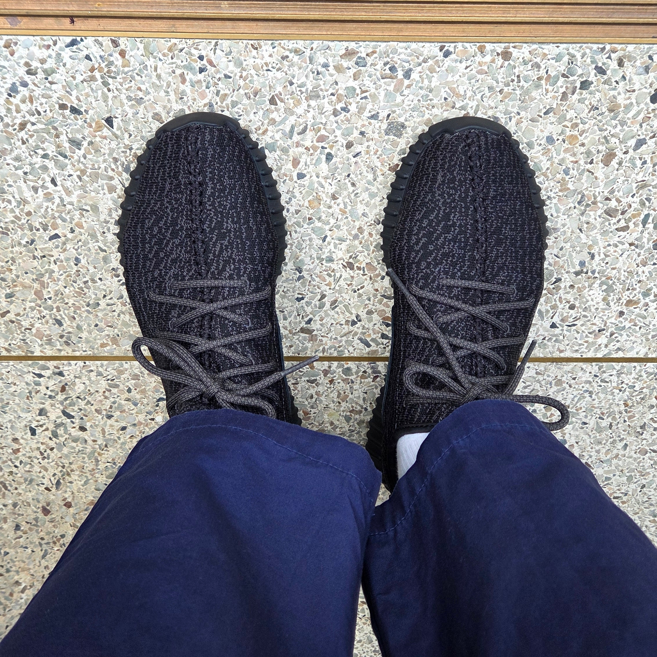 Adidas Yeezy Boost 350 Pirate Black 2023 착용 스타일 - 1