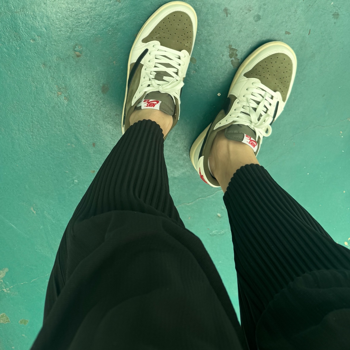 Jordan 1 x Travis Scott Retro Low OG SP Reverse Olive 착용 스타일