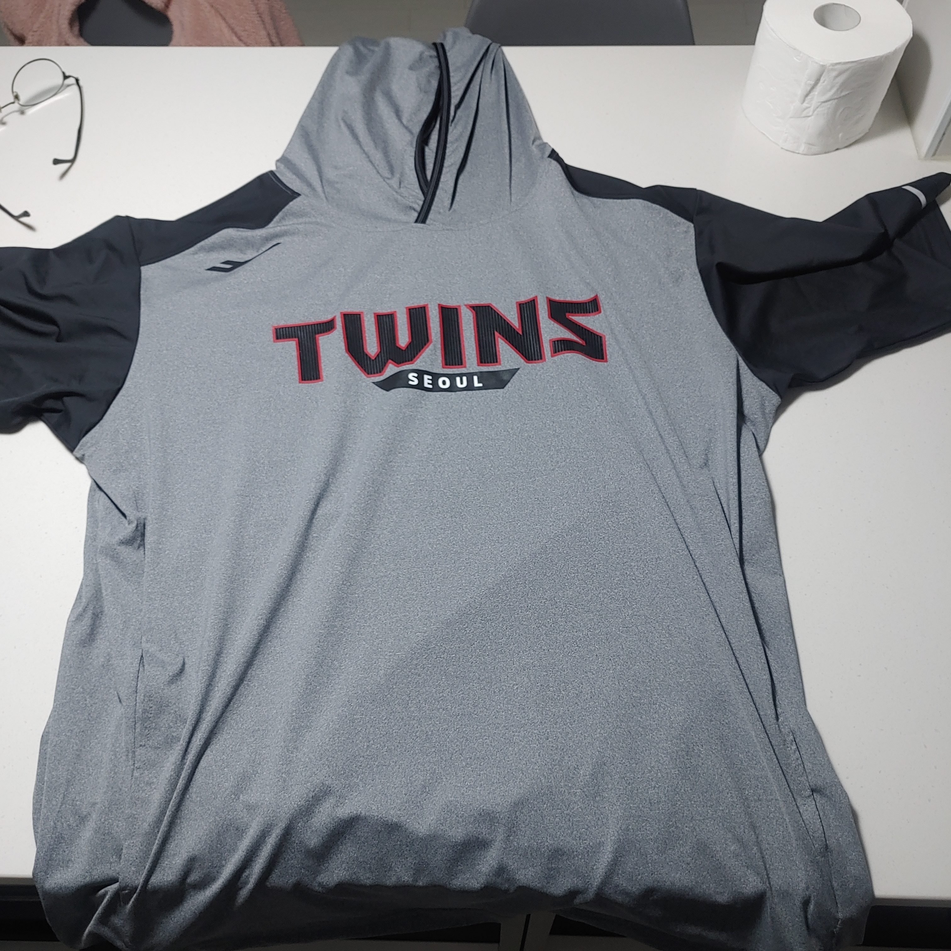 PRO-SPECS x LG TWINS 2025 Authentic Hoodie 착용 스타일