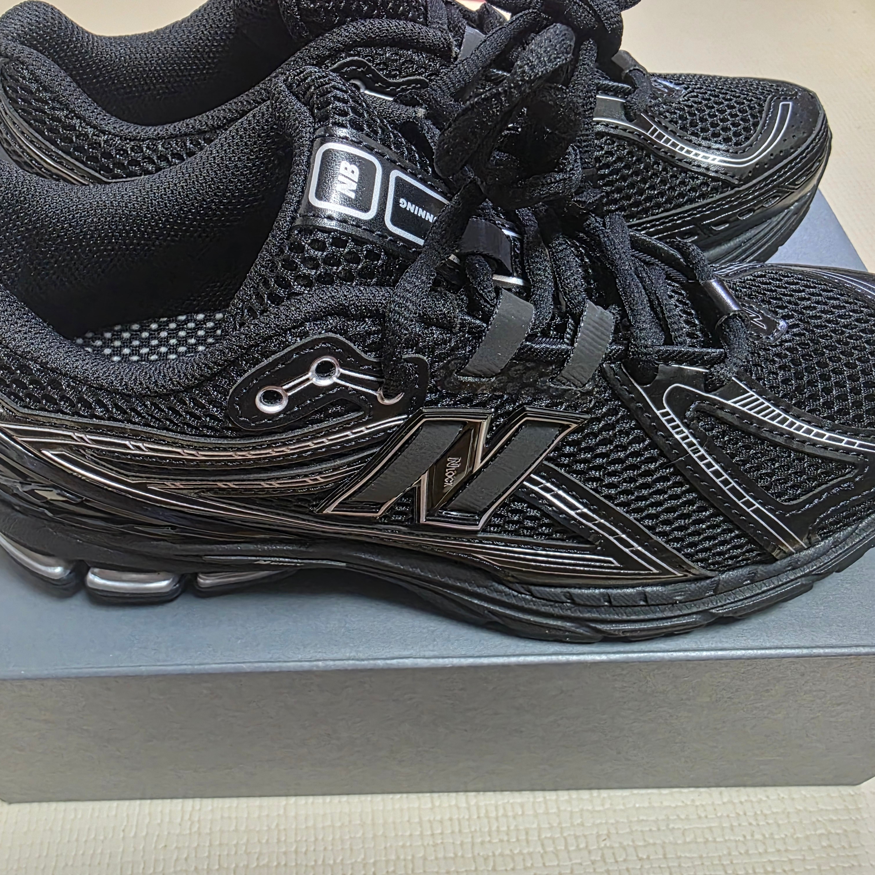 New Balance 1906R Black Silver Metallic 착용 스타일