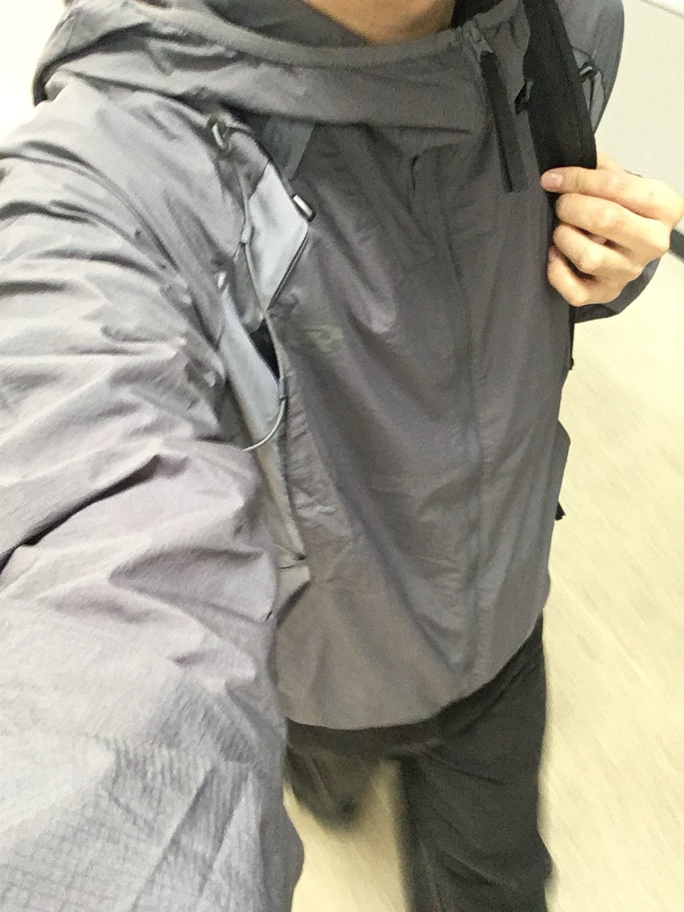 Sansan Gear Backpack Jacket Grey - 24SS, Arc'teryx Heliad 15 Backpack Black 착용 스타일 - 2
