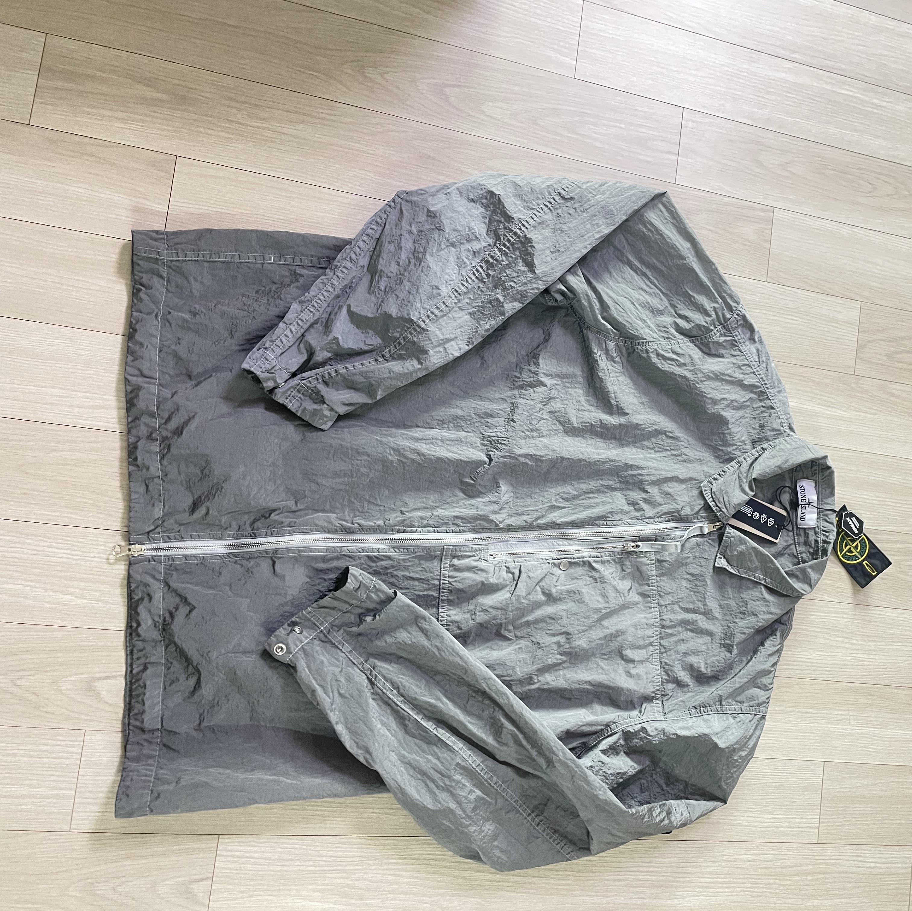 Stone Island 1200005 Nylon Metal in Econyl Overshirt with Pocket and Two-Way Zipper Pearl Grey - 25SS 착용 스타일
