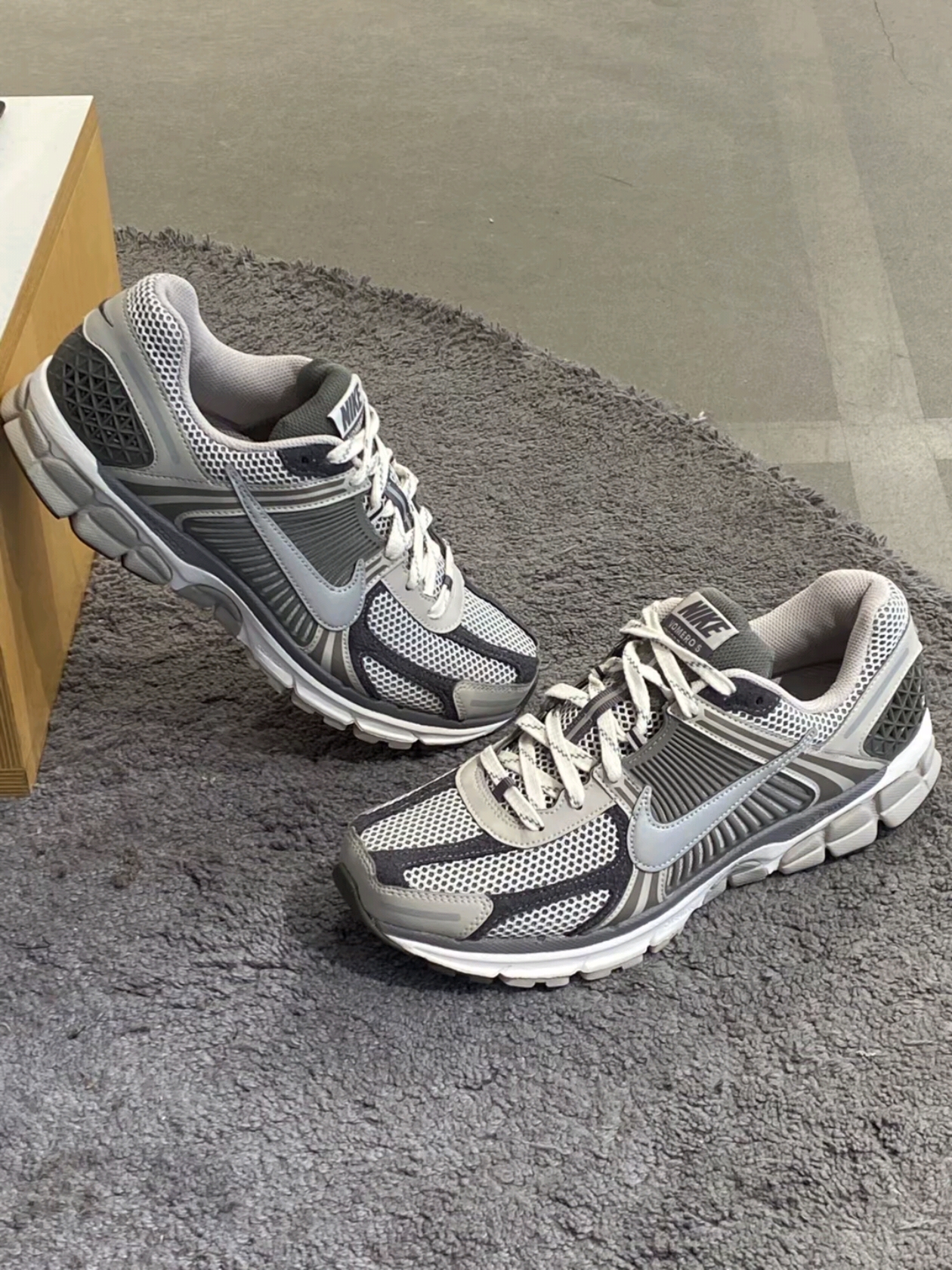 Nike Zoom Vomero 5 PRM Light Iron Ore and Flat Fewter 착용 스타일