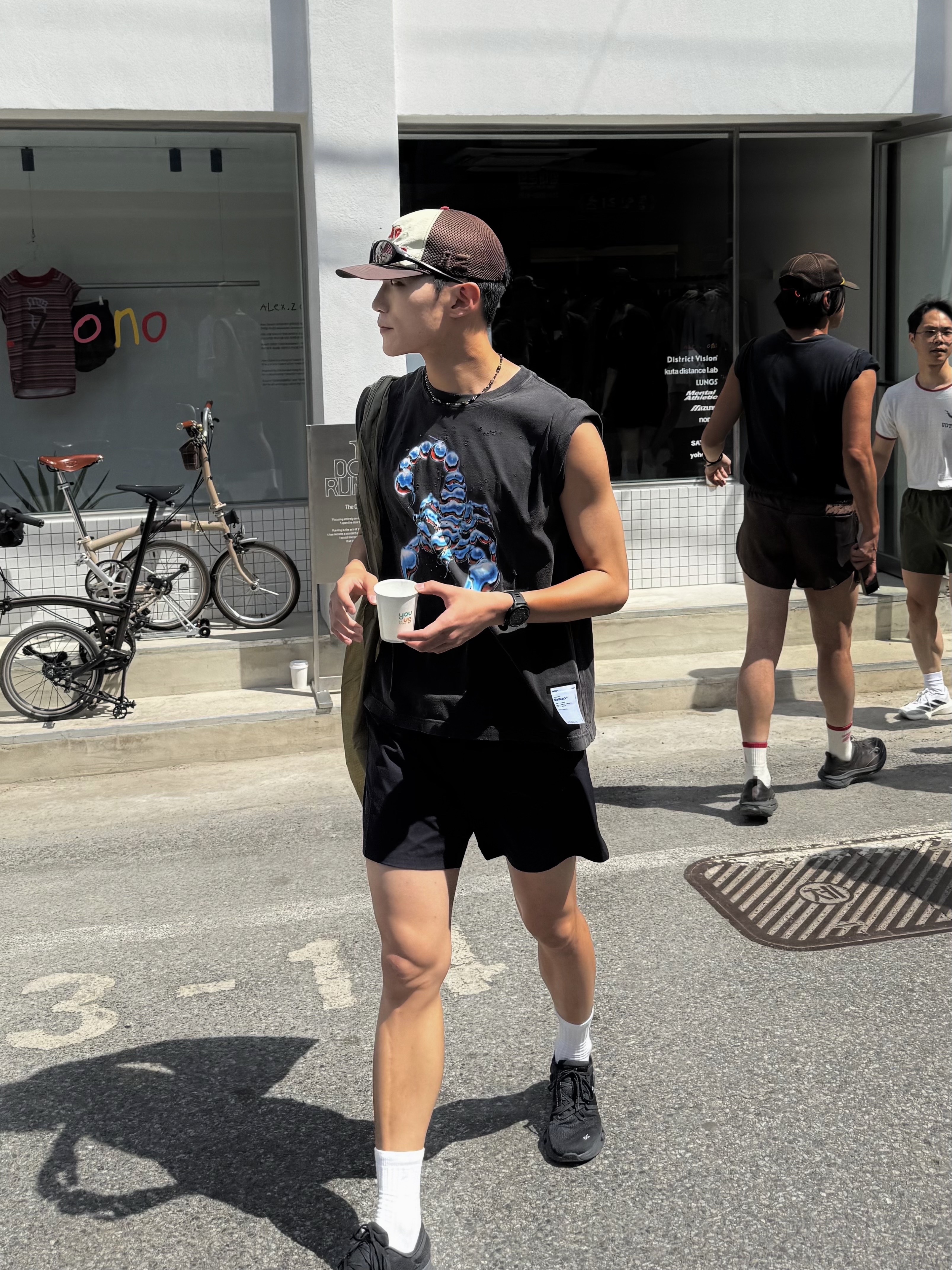 Alex Zono I Dig Running Trucker Hat OG Brown, Satisfy Mothtech T-Shirt Aged Black 착용 스타일