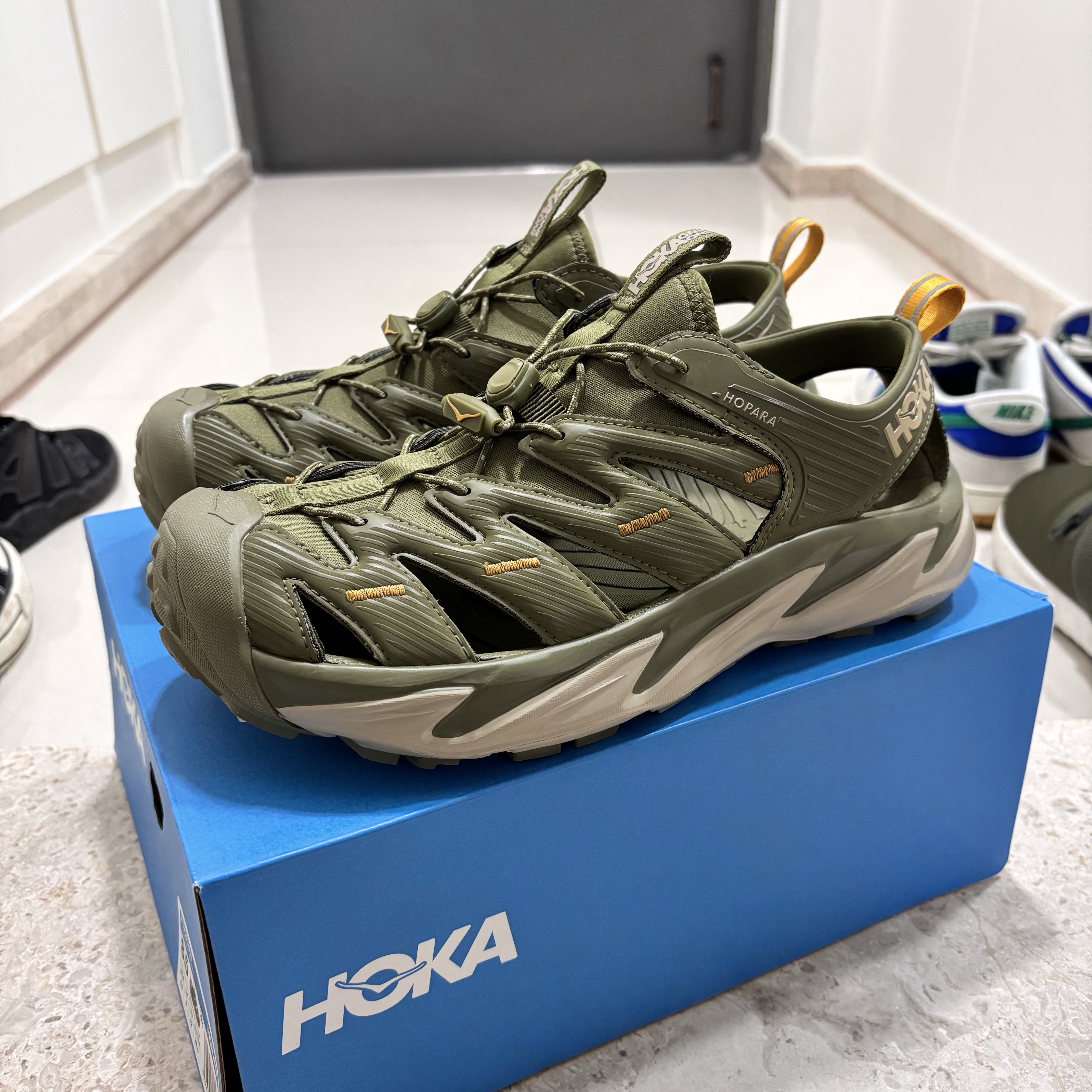 Hoka Hopara Avocado Oxford Tan 착용 스타일