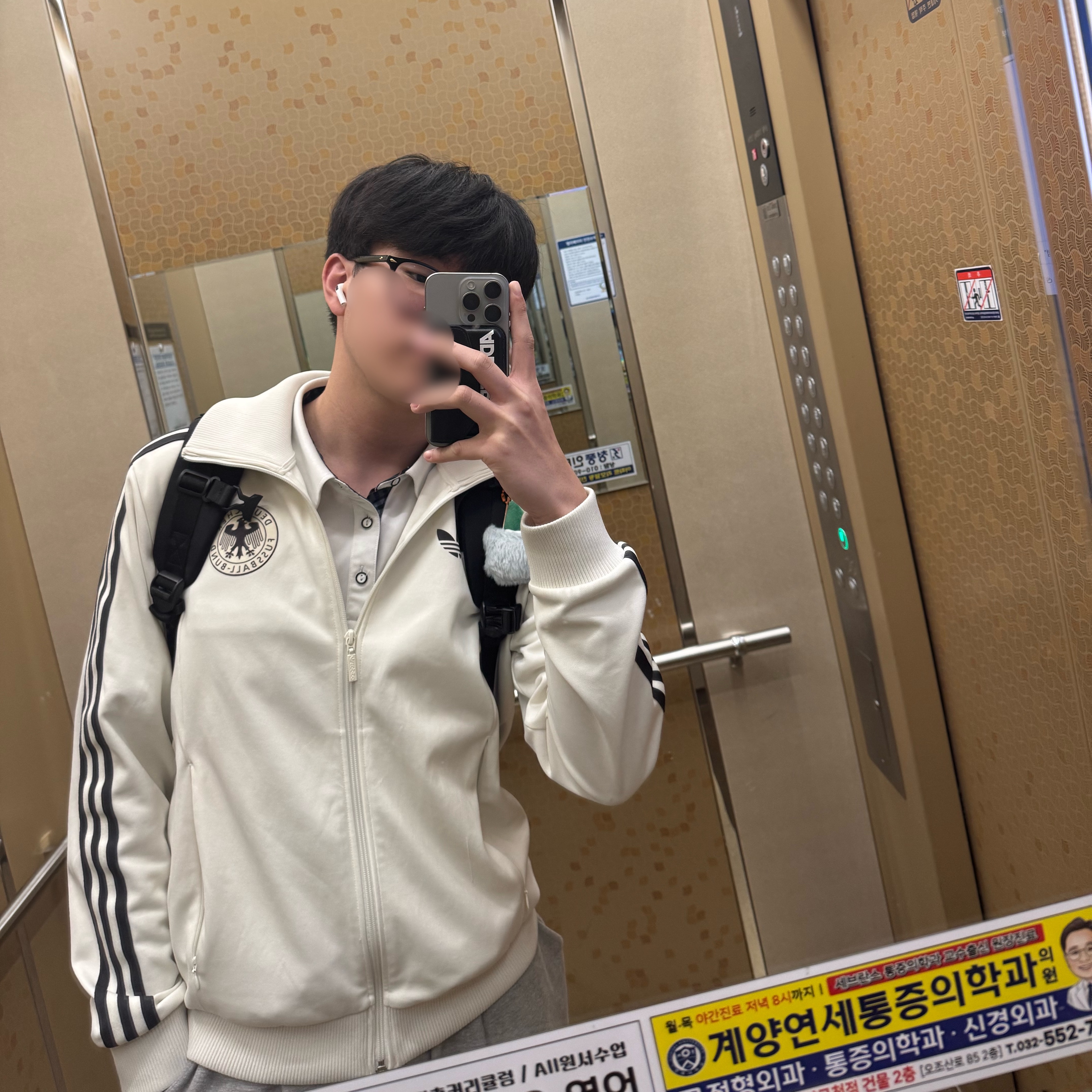 AMI de Coeur Loopback Oragnic Cotton Fleece Zipped Hoodie Black, Ader Error Standic Magsafe Wallet Noir 착용 스타일 - 2