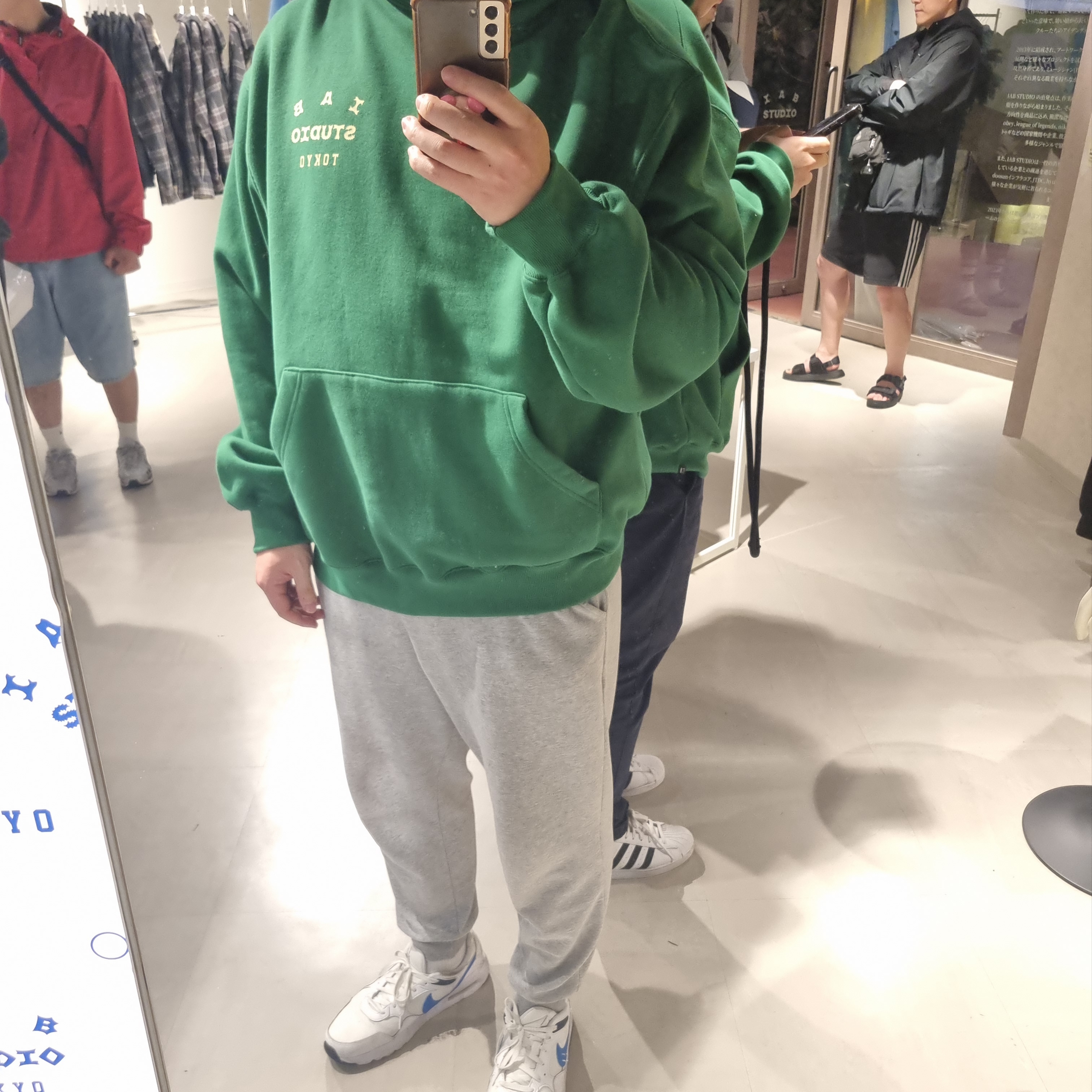 IAB Studio Tokyo Hoodie Green Cream 착용 스타일 - 1