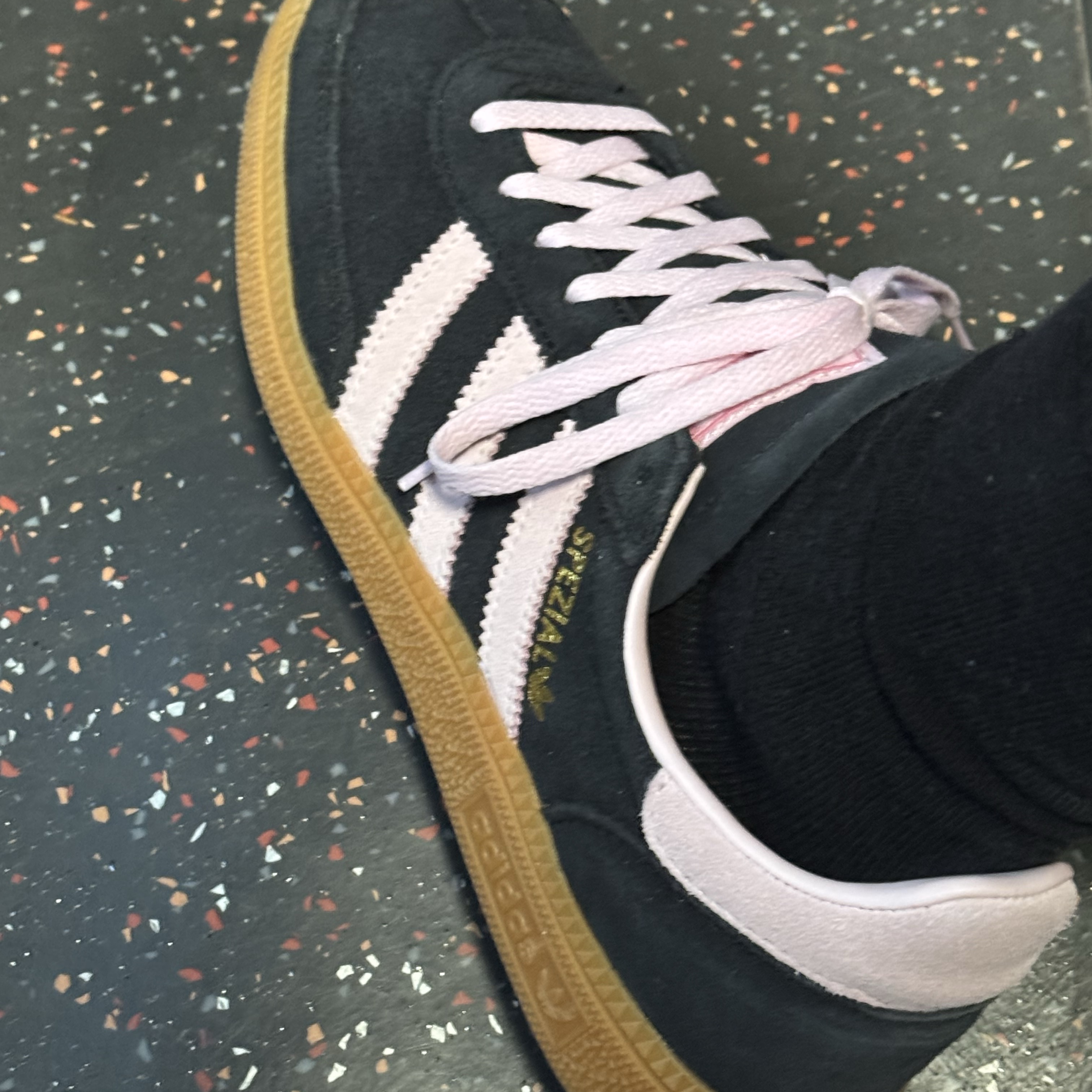(W) Adidas Spezial Handball Core Black Clear Pink 착용 스타일 - 2
