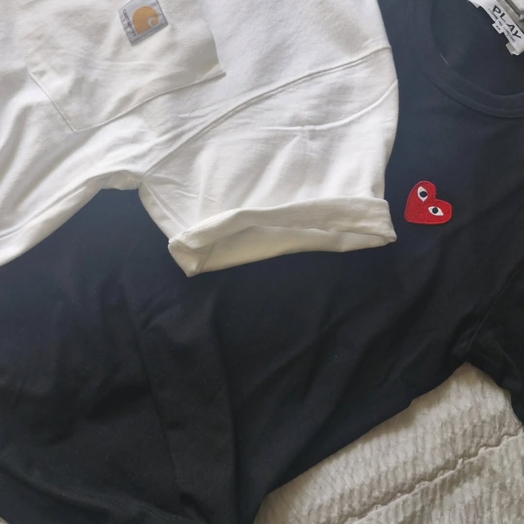 (W) Play Comme des Garcons Red Heart T-Shirt Black, Carhartt Loose Fit Heavyweight Regular Short Sleeve Pocket T-Shirt White 착용 스타일 - 1