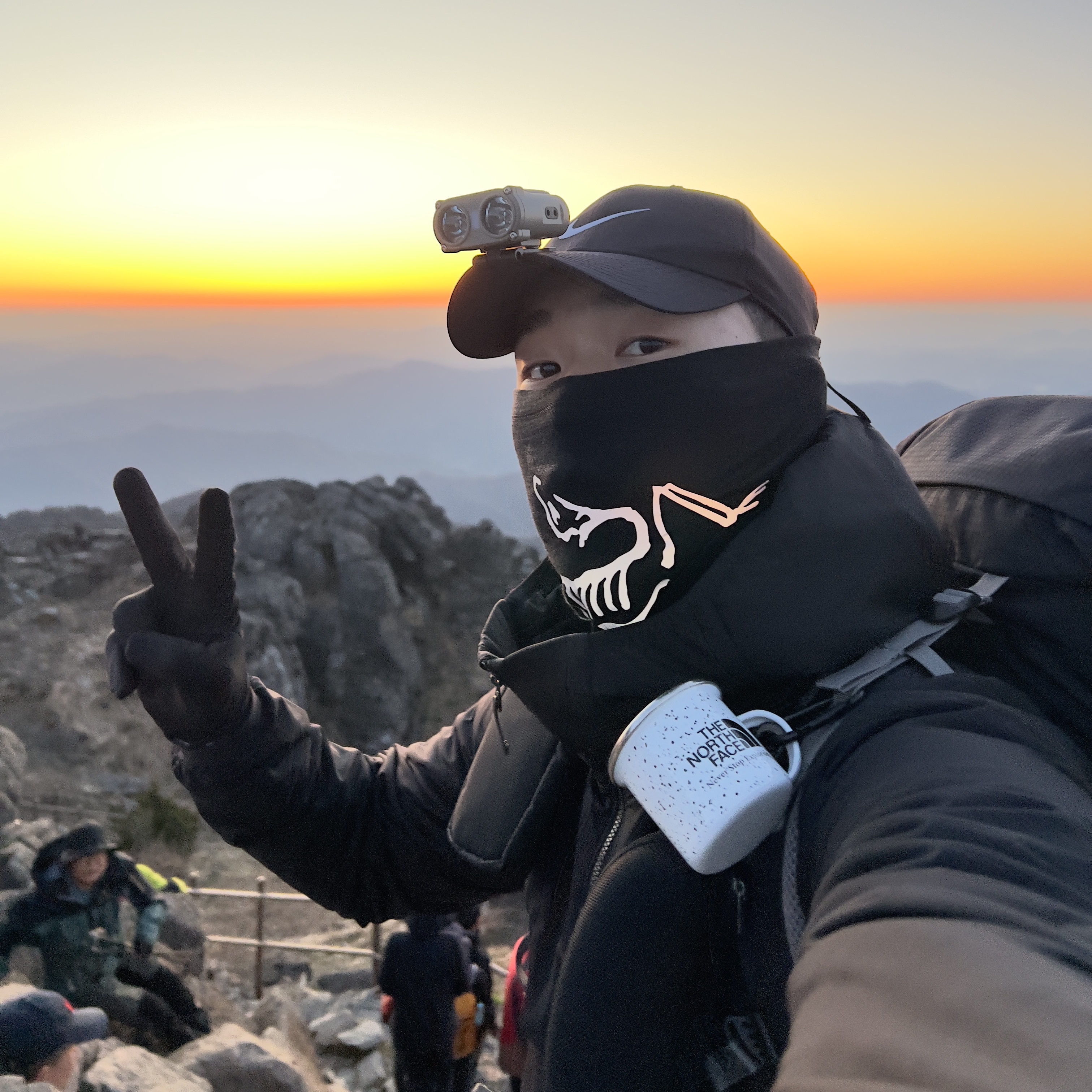 Arc'teryx Lightweight Neck Gaiter Black, Arc'teryx Atom Hoody Black 착용 스타일 - 2