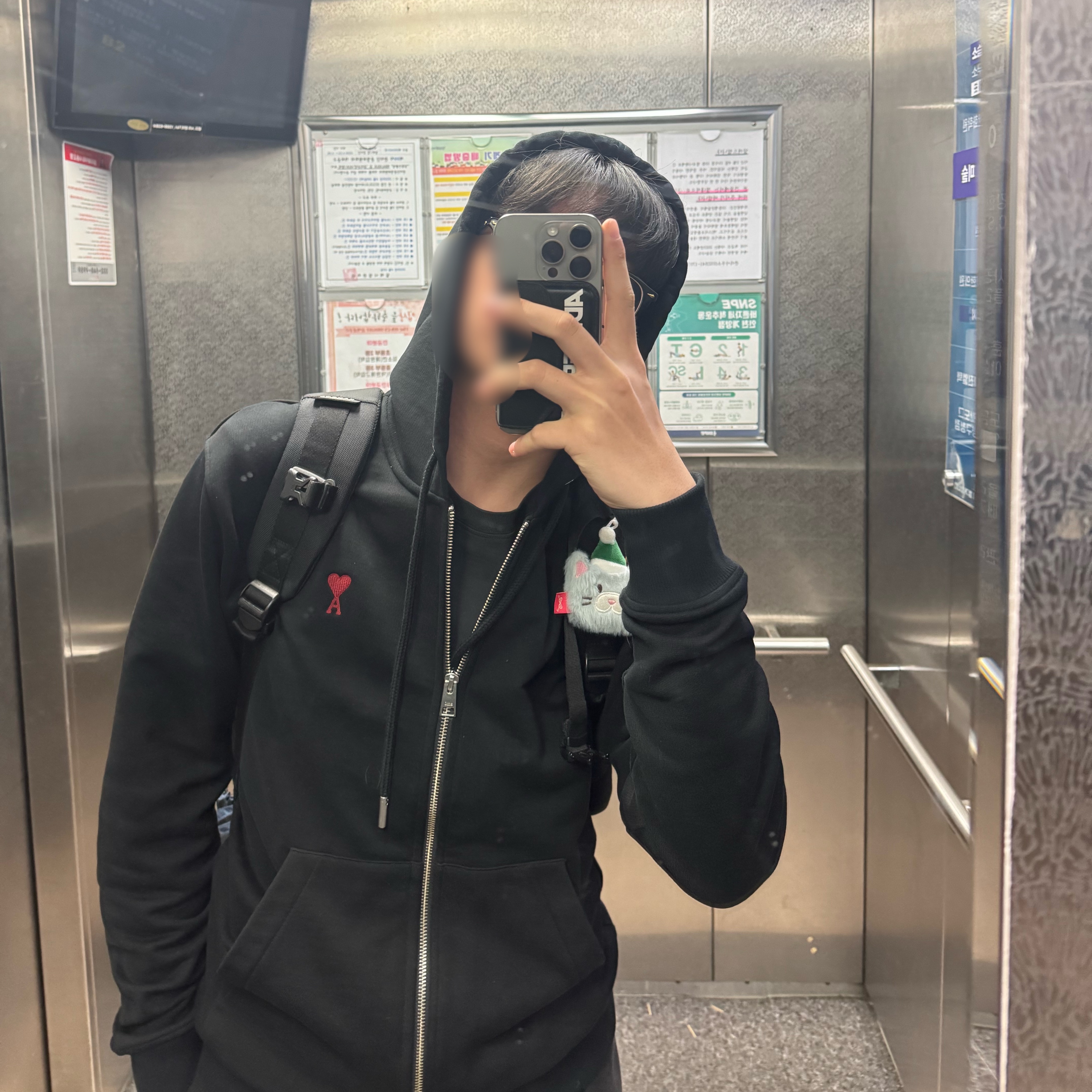 AMI de Coeur Loopback Oragnic Cotton Fleece Zipped Hoodie Black, Ader Error Standic Magsafe Wallet Noir 착용 스타일 - 1