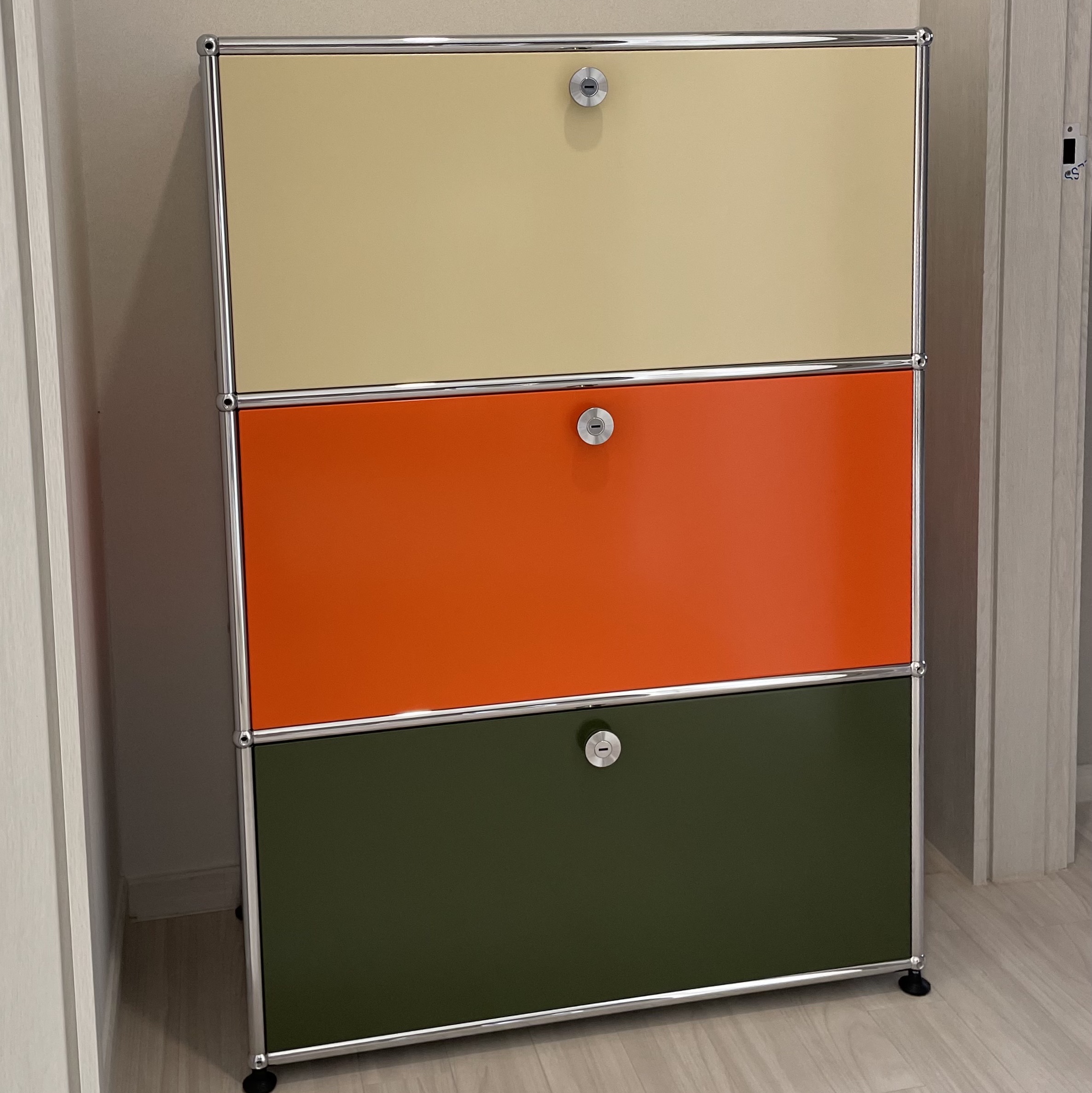 USM Haller Storage 1x3 Cream Orange Olive Green 착용 스타일