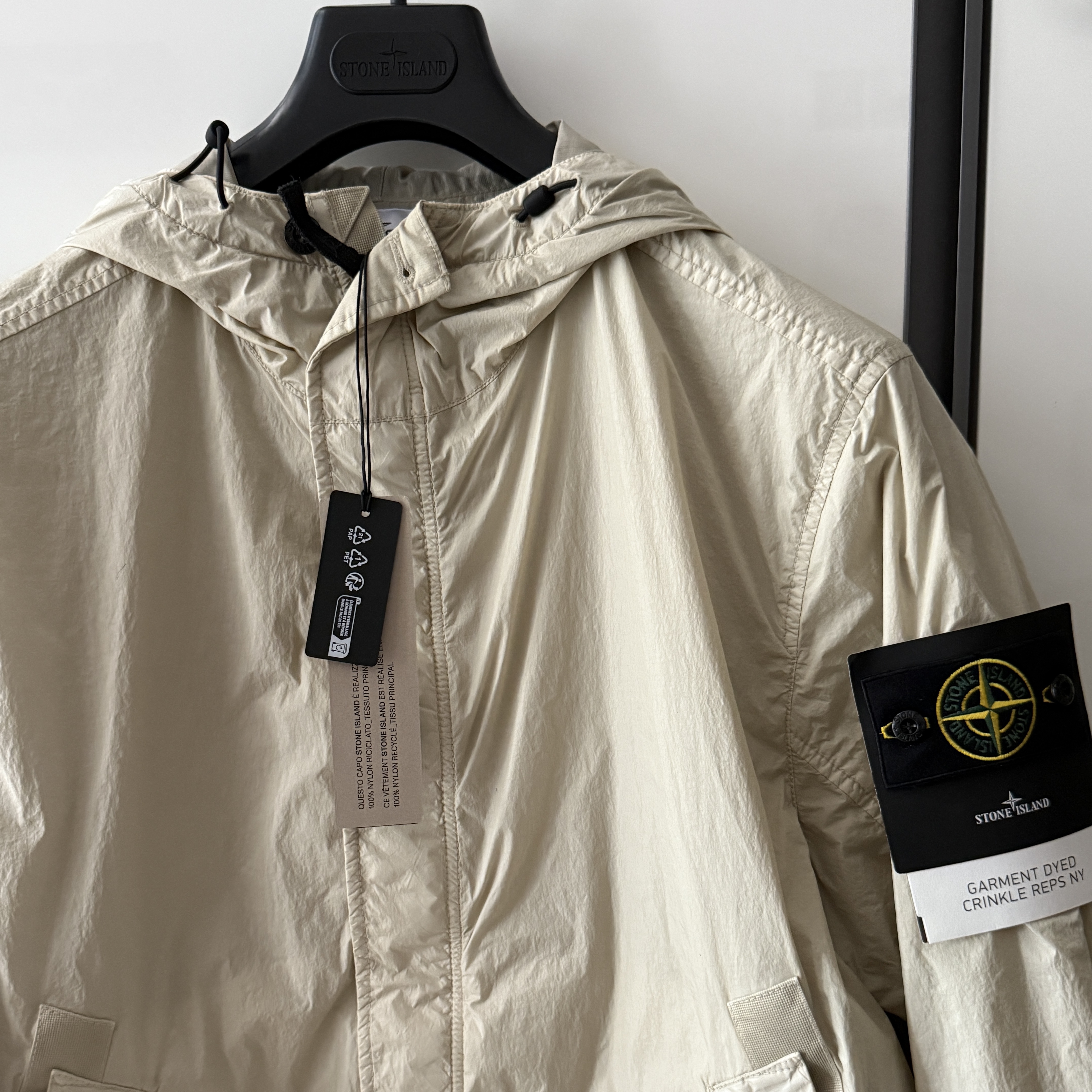 Stone Island 4100092 Crinkle Reps R-NY Wind Resistant Anti Drop Hooded Jacket Sand - 25SS 착용 스타일 - 1