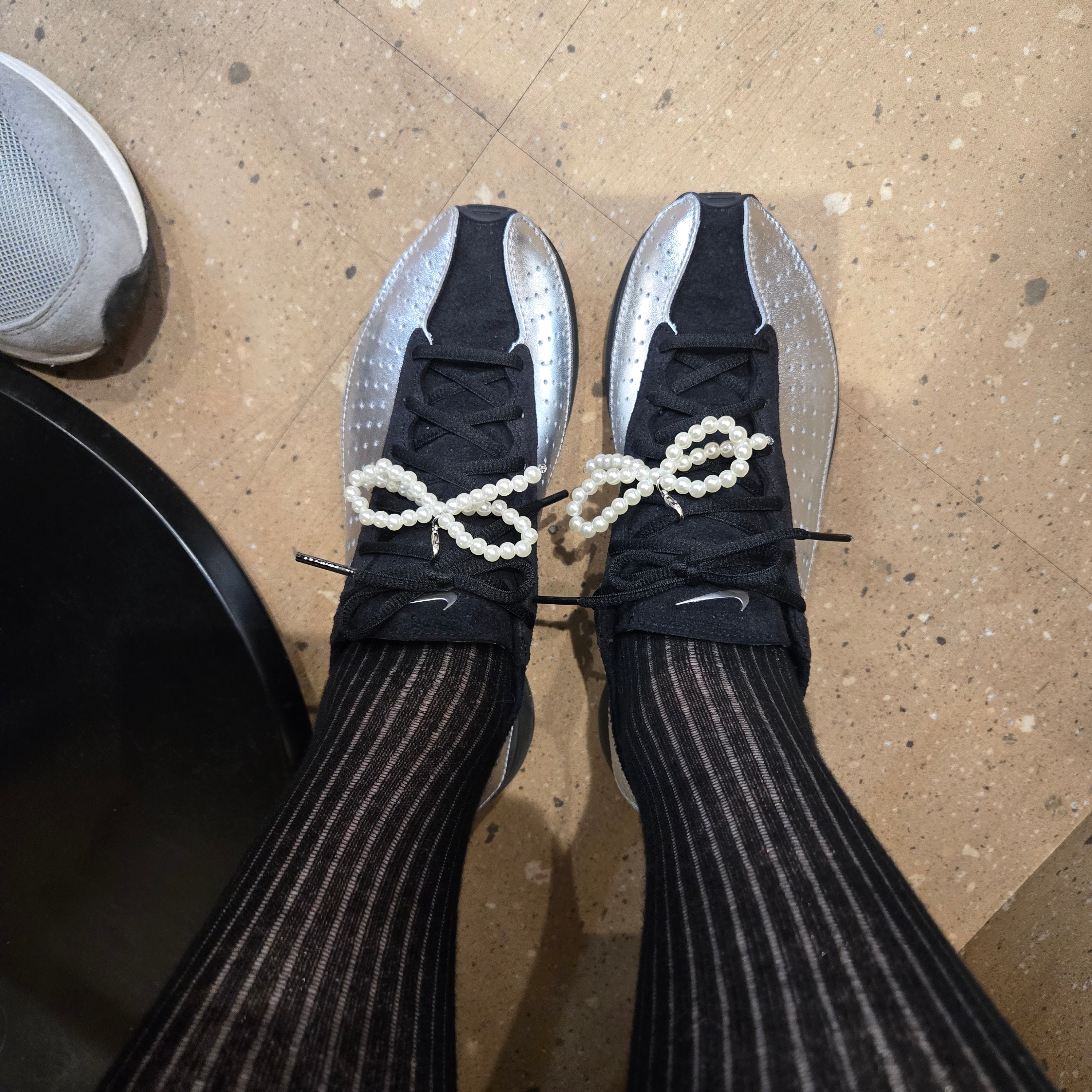 (W) Nike Air Superfly Metallic Silver and Black 착용 스타일 - 1