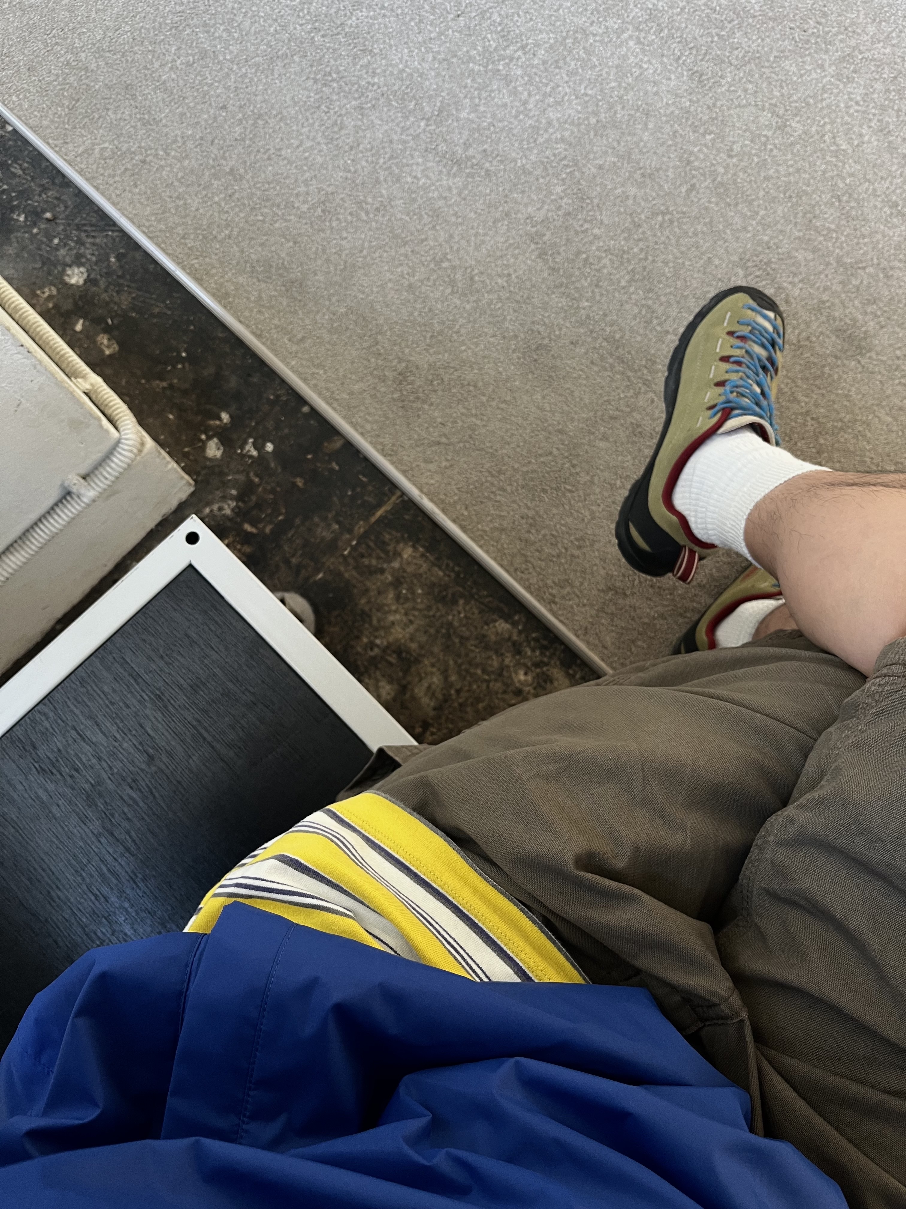 Keen Jasper Sneakers Khaki, Play Comme des Garcons x K-Way Half Zip Jacket Blue 착용 스타일 - 5