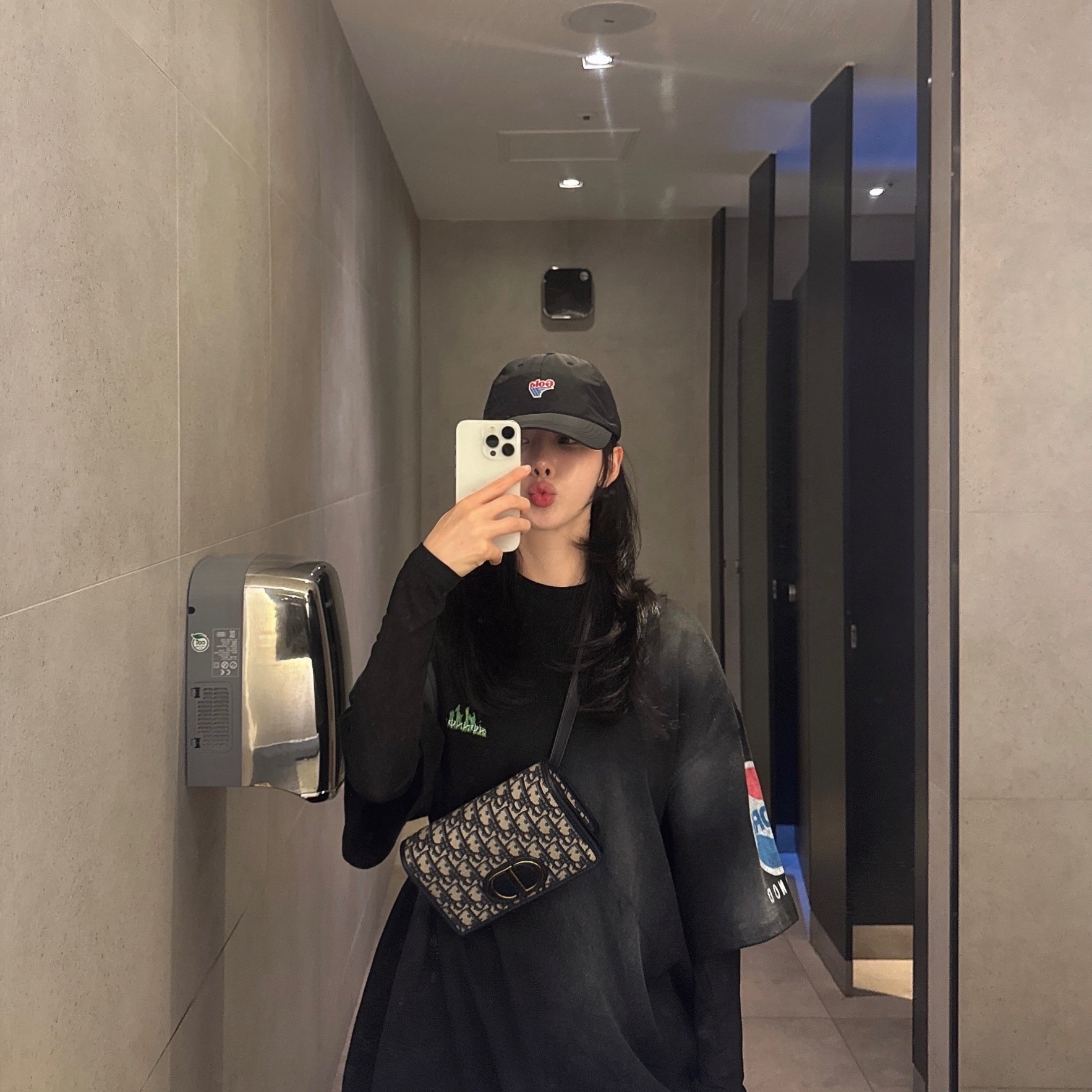 Nonnod Soft Drink T-Shirt Washed Black 착용 스타일