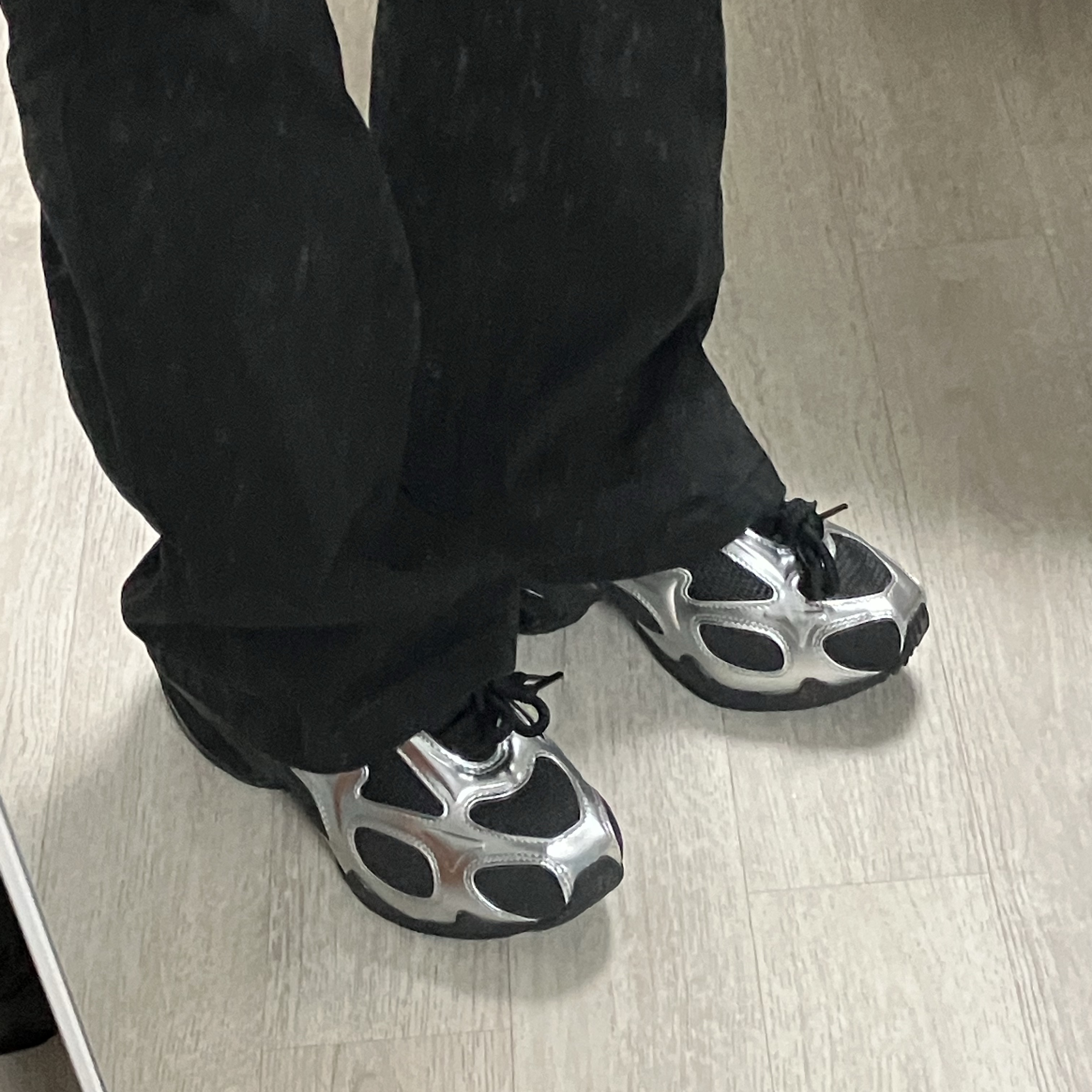 (W) Nike Air Max Muse Black and Metallic Silver 착용 스타일 - 2