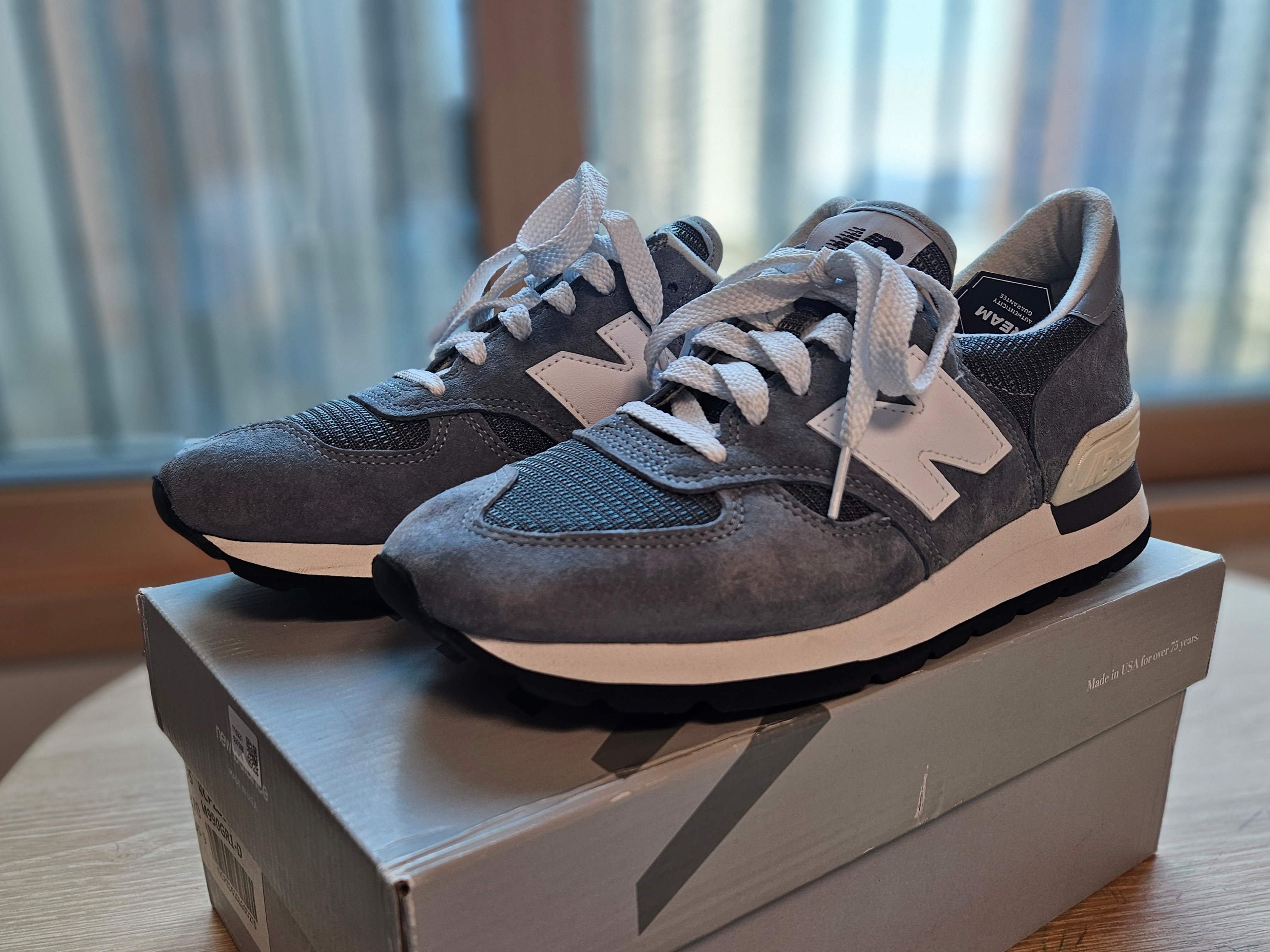 New Balance 990v1 Made in USA Grey White 착용 스타일 - 3