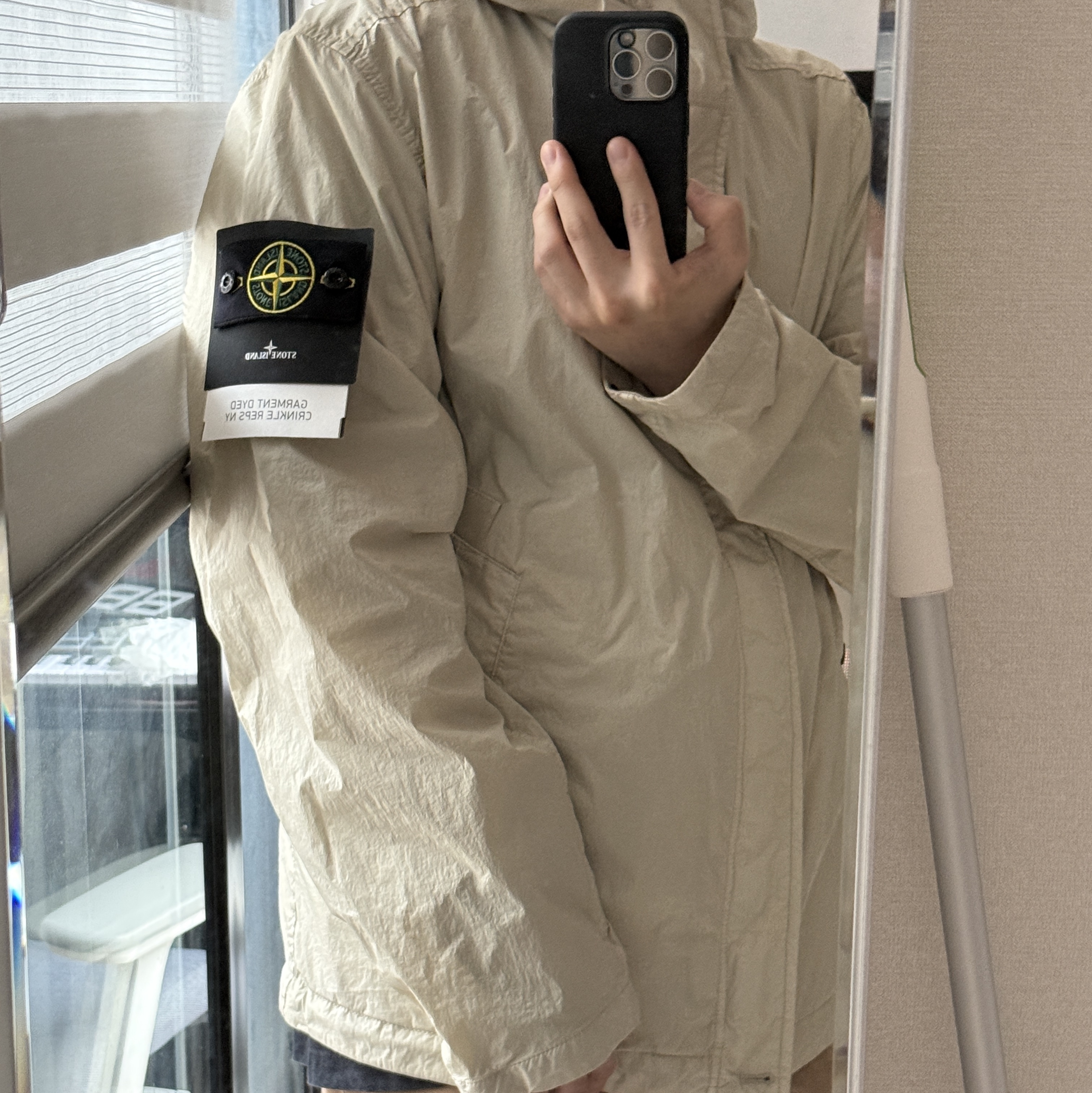 Stone Island 4100092 Crinkle Reps R-NY Wind Resistant Anti Drop Hooded Jacket Sand - 25SS 착용 스타일 - 2