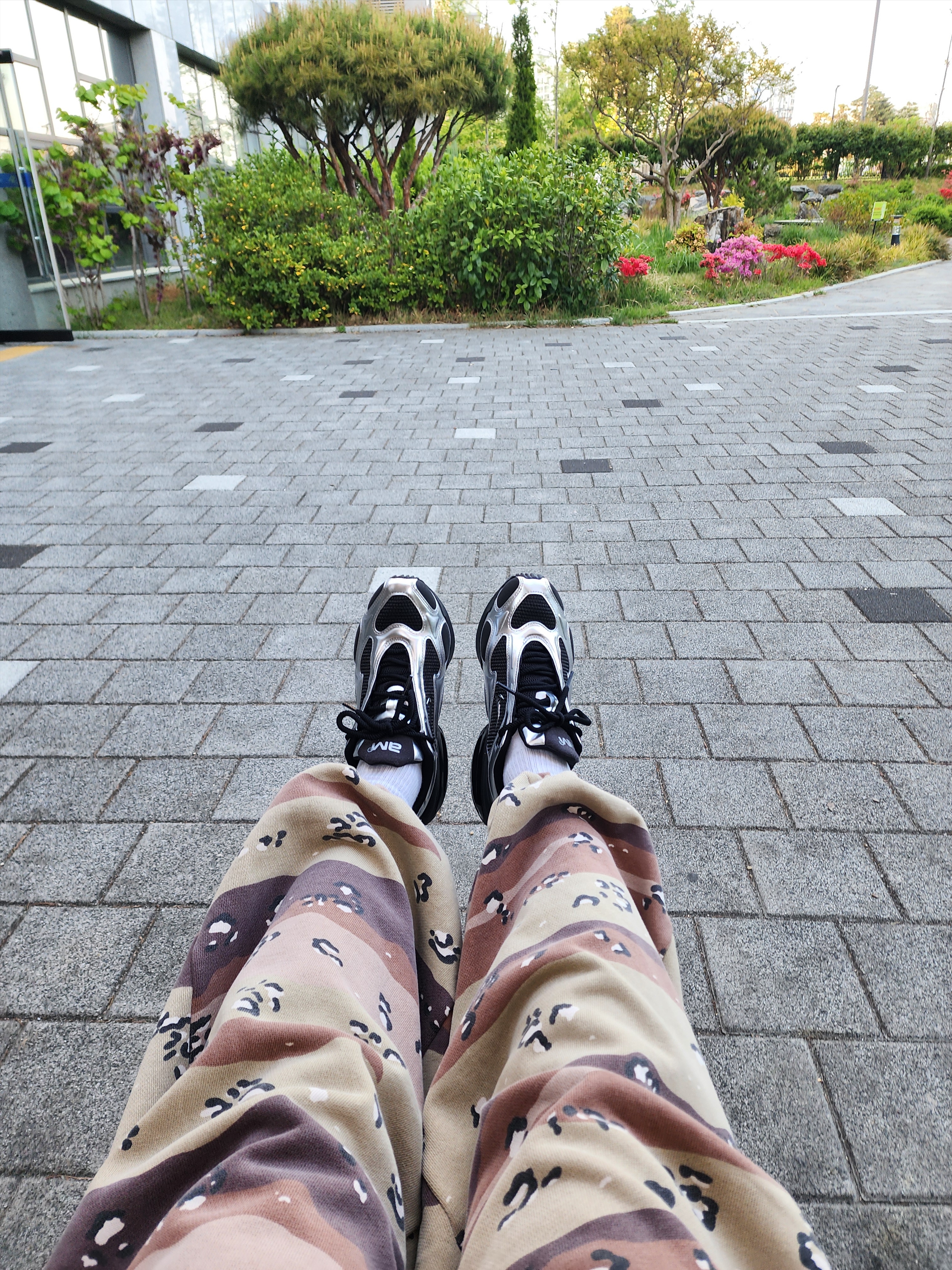(W) Nike Air Max Muse Black and Metallic Silver 착용 스타일