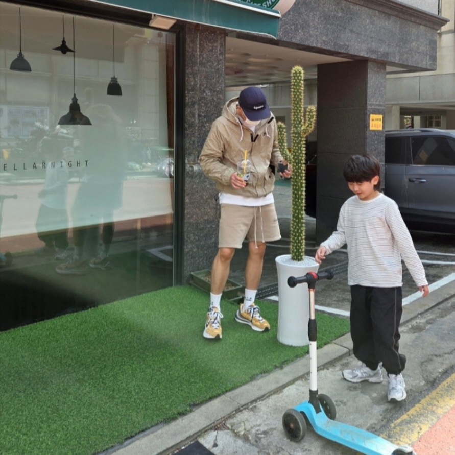 Nike Club Bowline Jacket Midnight Navy White - Asia, Essentials Sweatshorts Taupe - 21SS 착용 스타일 - 1