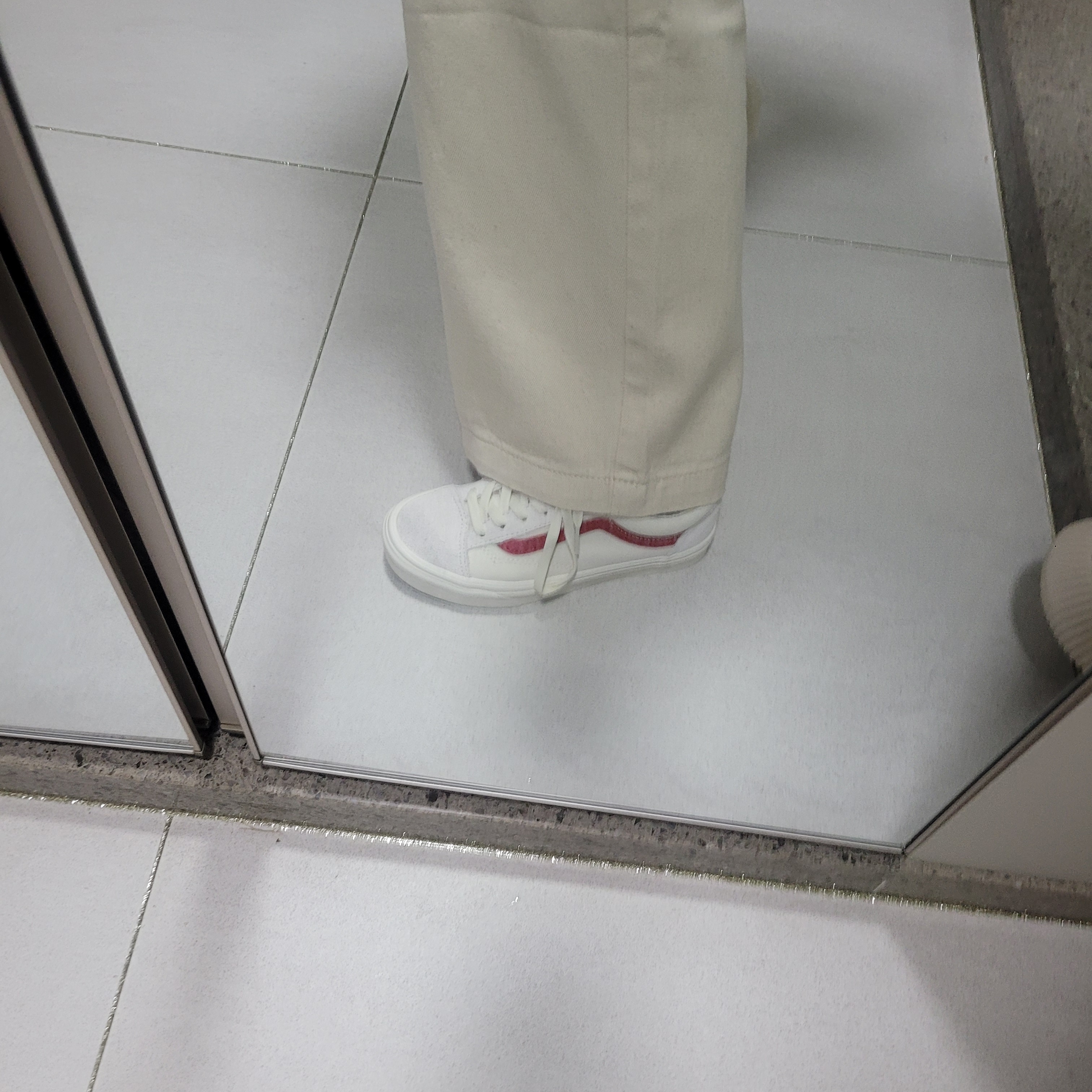 Vans Style 36 Marshmallow Racing Red 착용 스타일