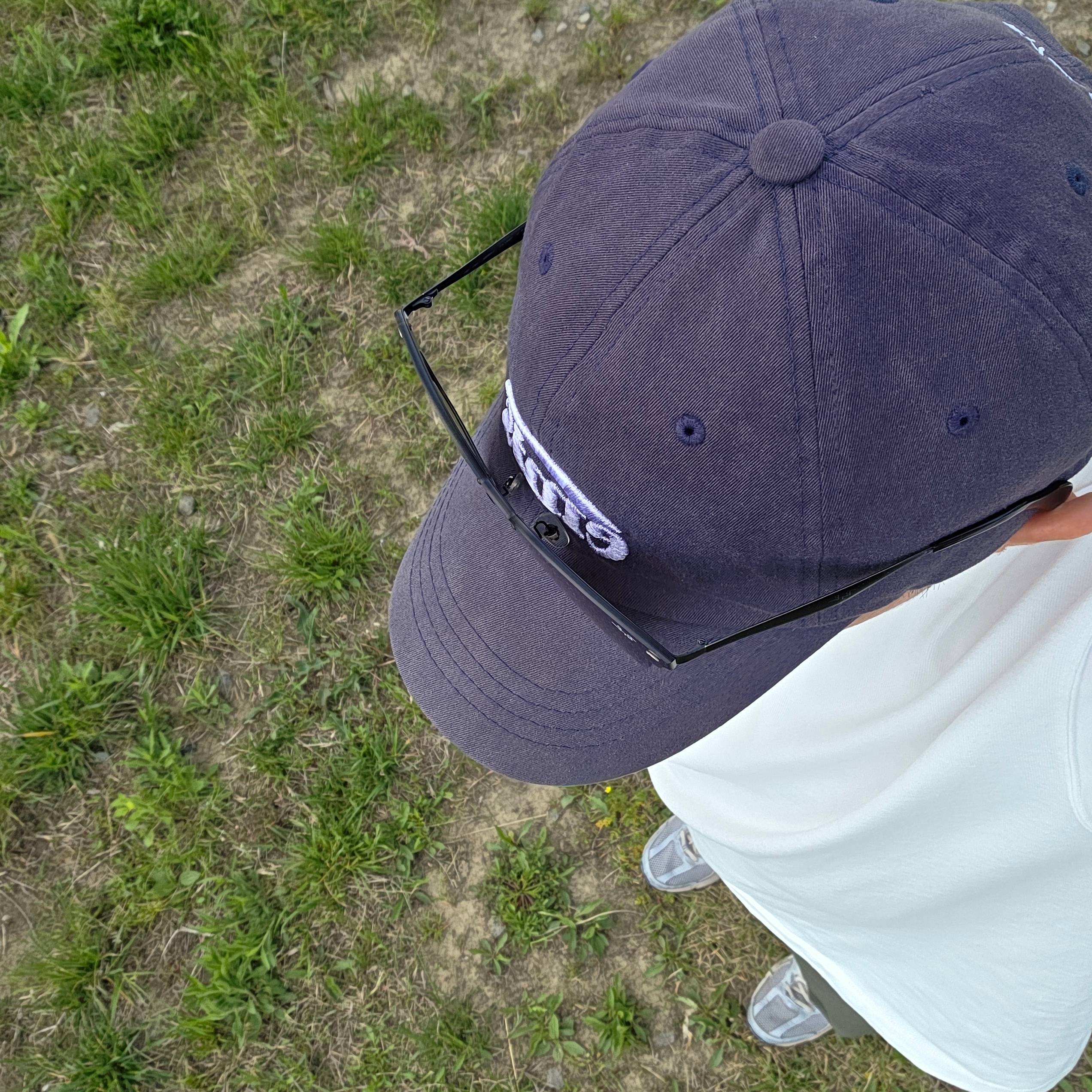 Emis New Logo Emis Cap Navy 착용 스타일