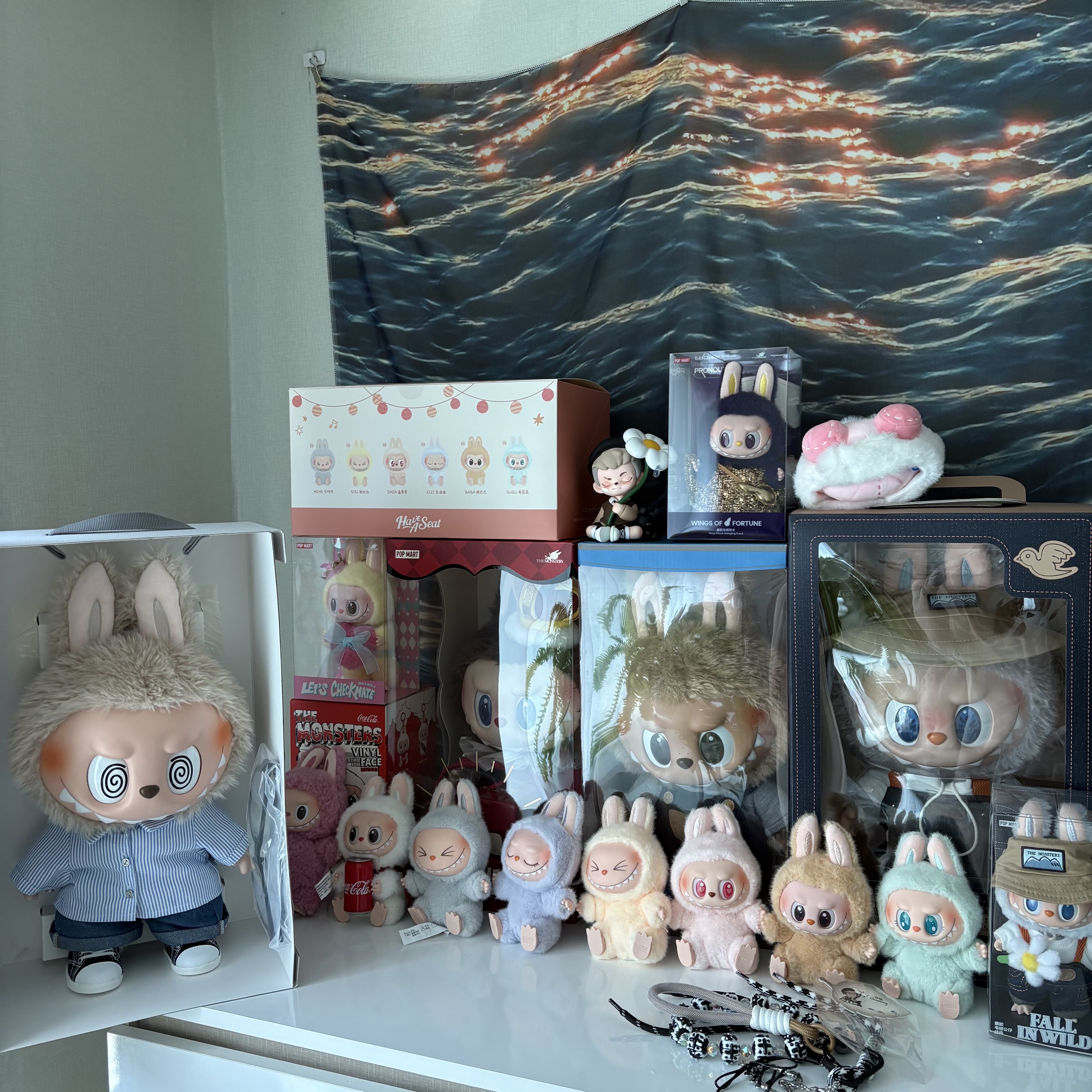 Pop Mart Labubu Flip with Me Doll 착용 스타일
