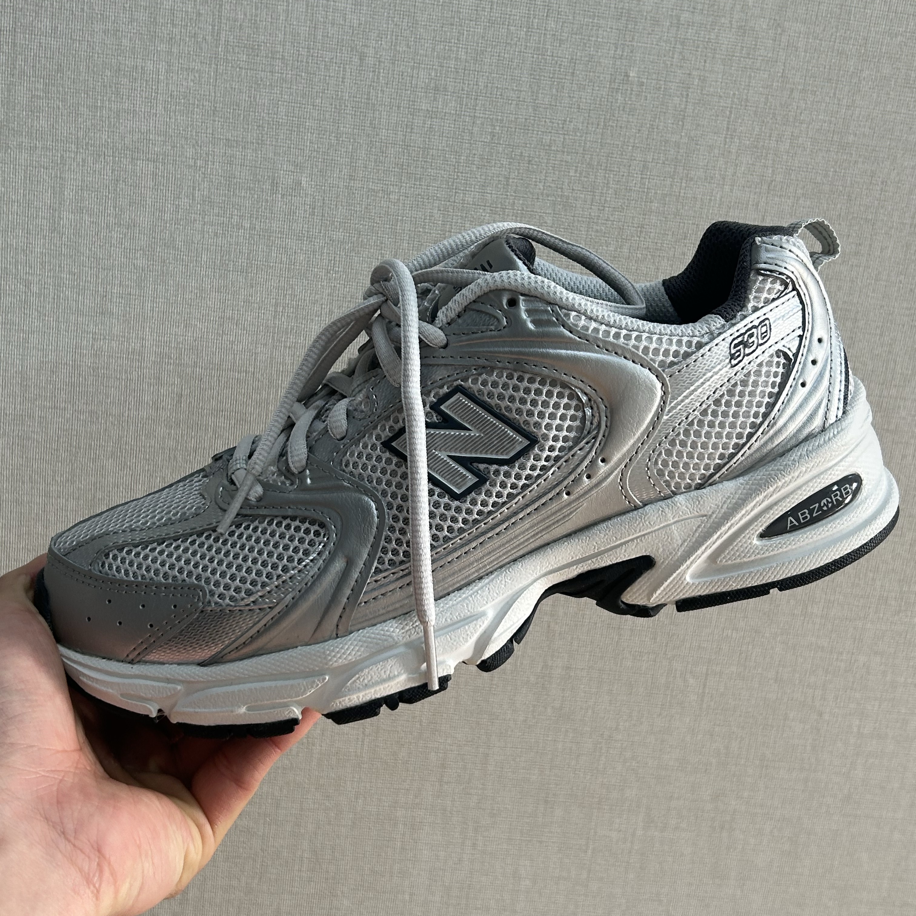 New Balance 530 Grey Matter Silver Metallic 착용 스타일