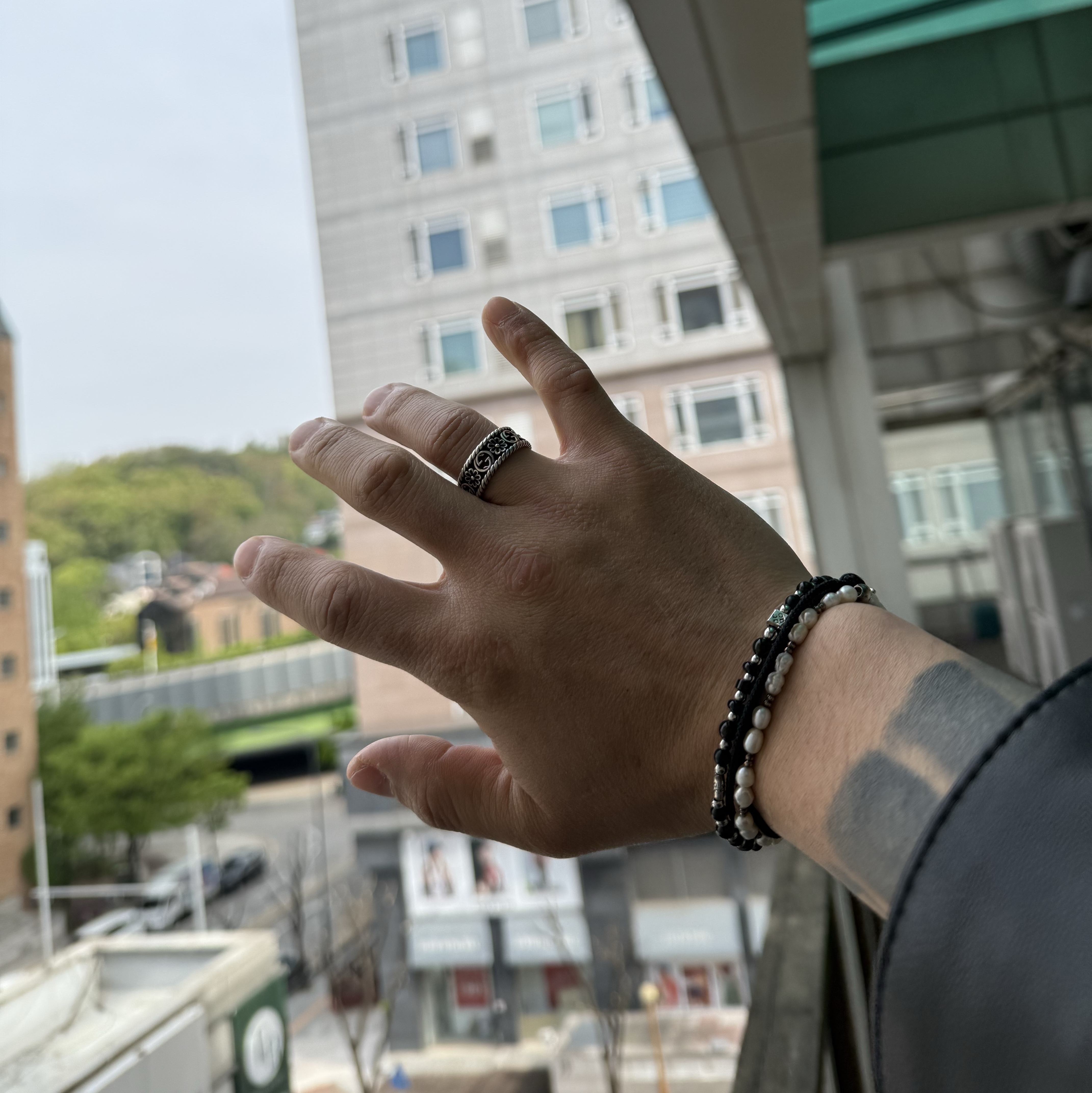 Gucci Interlocking G Silver Ring Silver Aged Finish, [KREAM 단독] Scudo Shell Black Pearl Beads Bracelet 착용 스타일