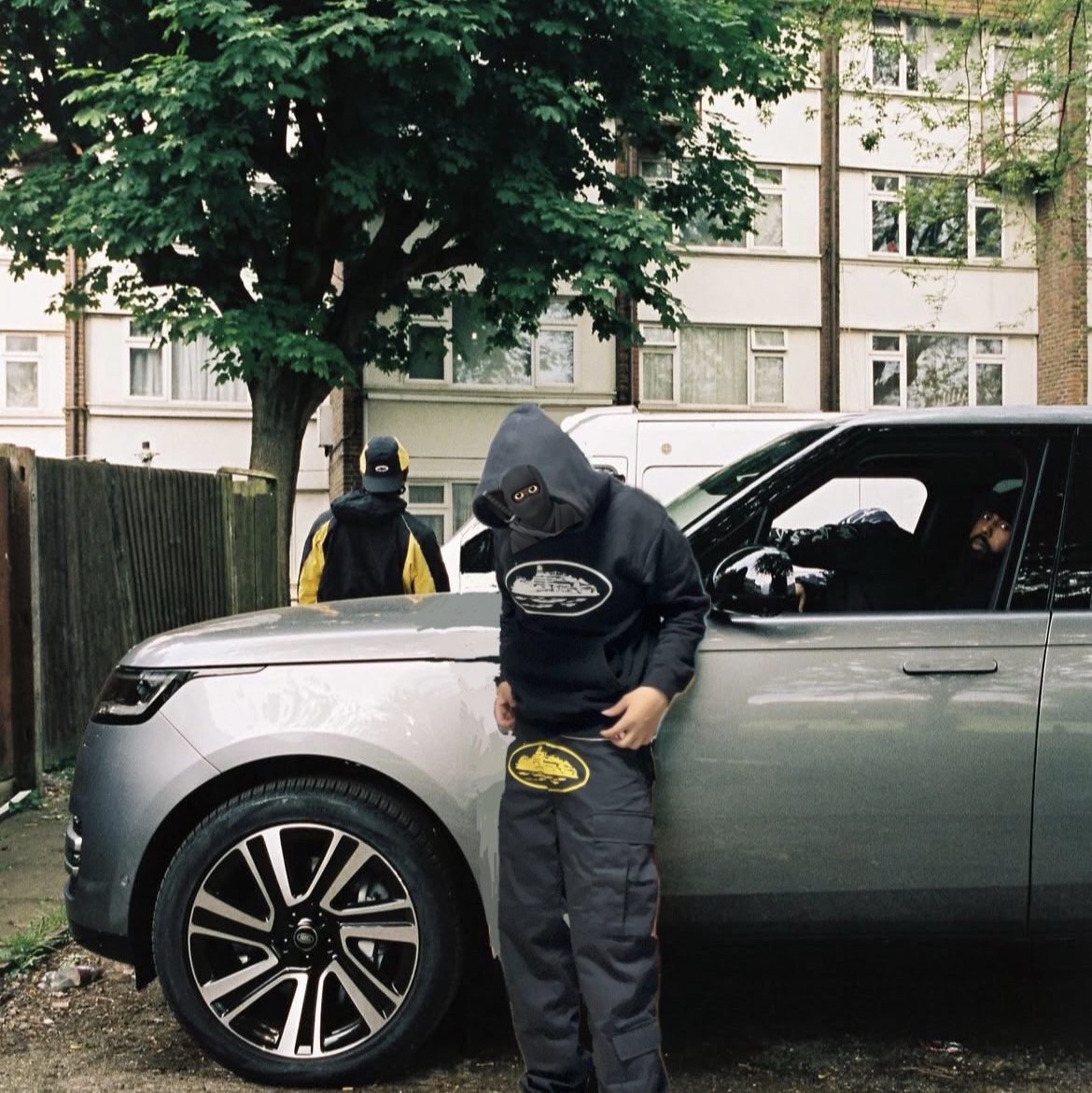 Corteiz Alcatraz Hoodie 2024 Black, Corteiz Guerillaz Cargos Triple Black 착용 스타일 - 1