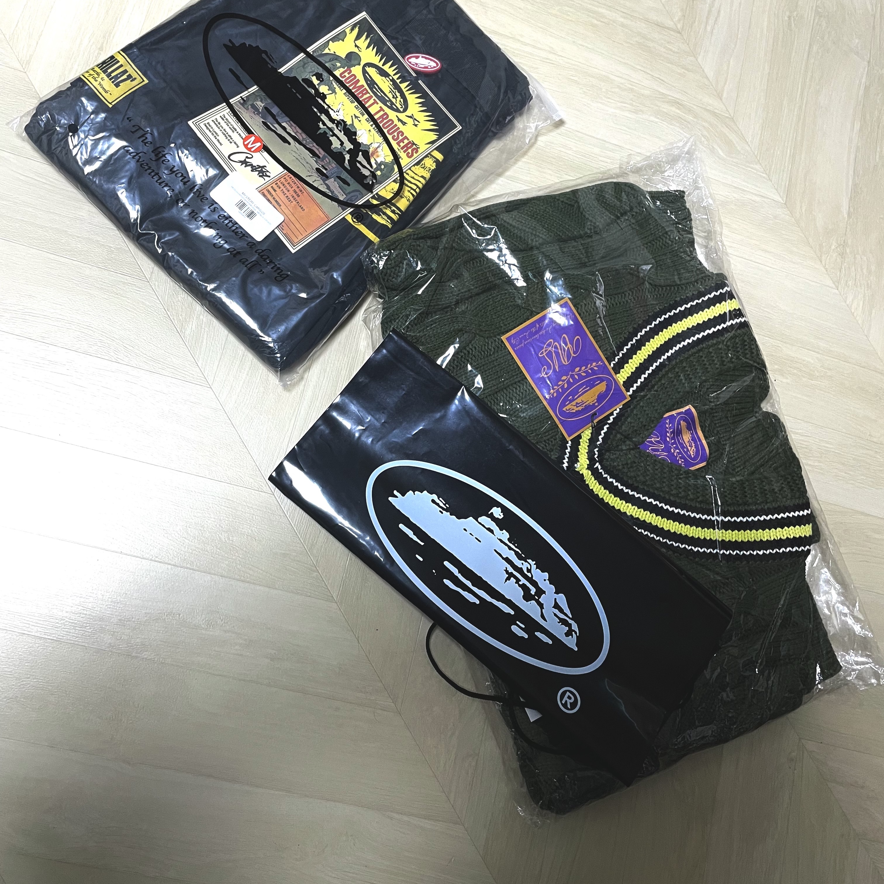 Corteiz Alcatraz Hoodie 2024 Black, Corteiz Guerillaz Cargos Triple Black 착용 스타일 - 2