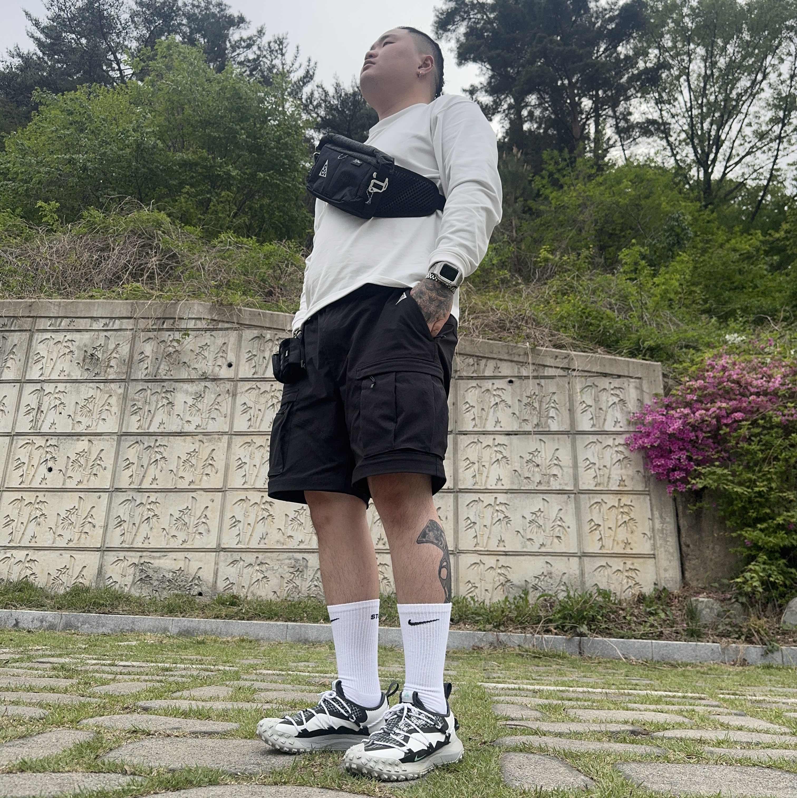 Nike ACG Mountain Fly Low SE White and Black, Nike ACG Lungs Long Sleeve T-Shirt Summit White - Asia 착용 스타일