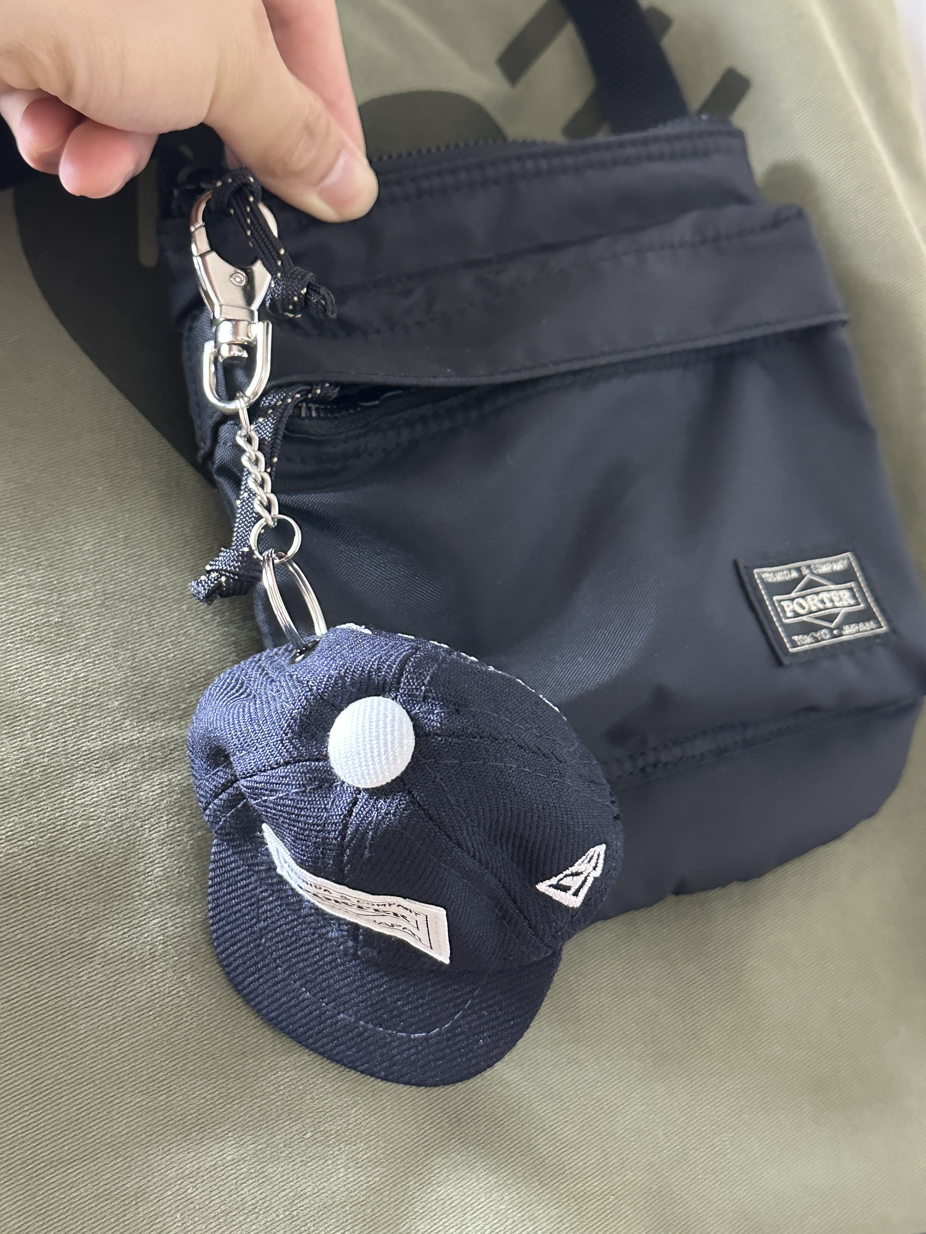 Porter x New Era Key Holder Navy 착용 스타일