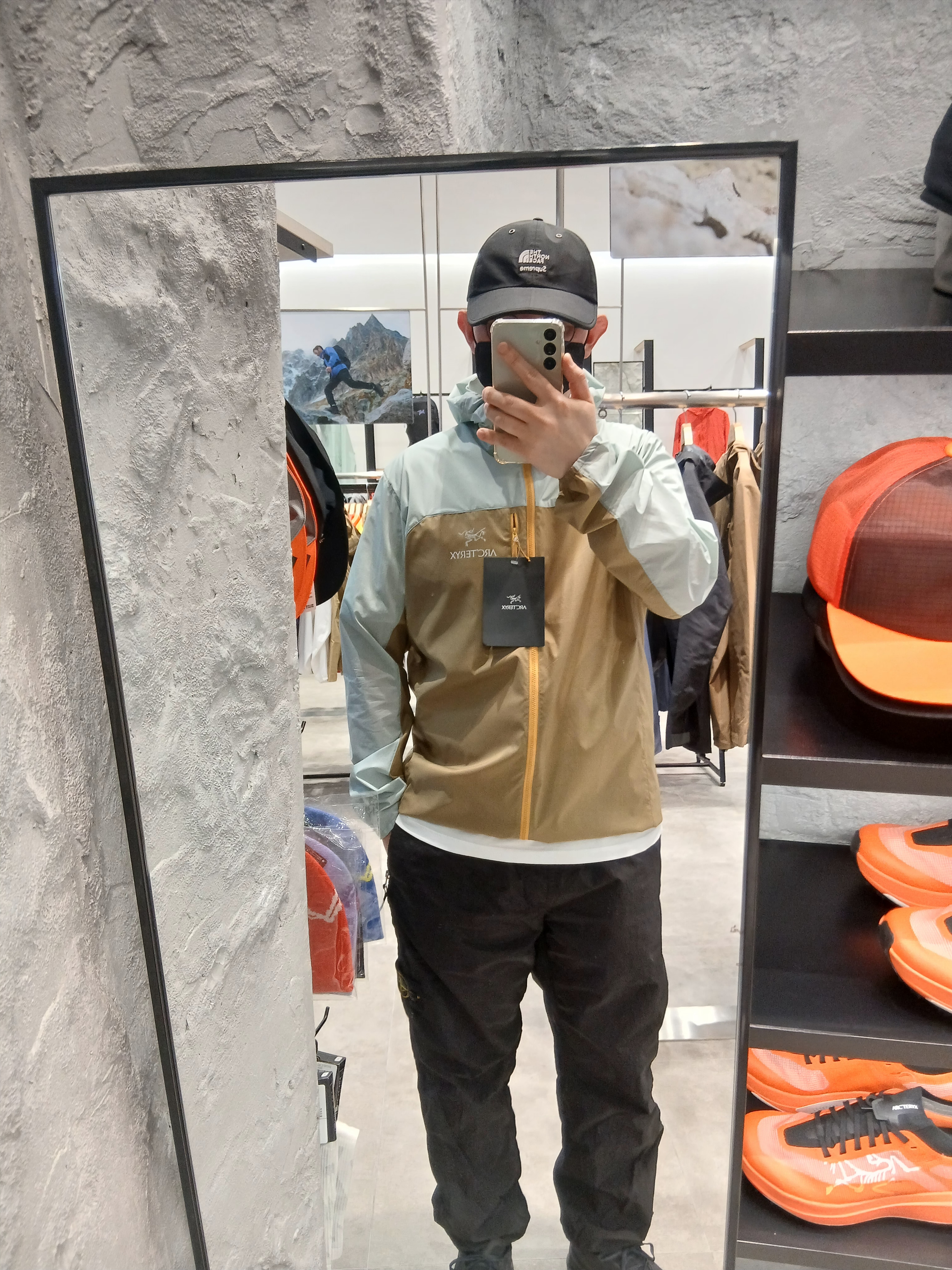 Supreme x The North Face Split 6-Panel Black - 24SS, Stone Island 3100005 Nylon Metal in Econyl Mesh Lining Regular Fit Pants Black - 25SS 착용 스타일 - 2