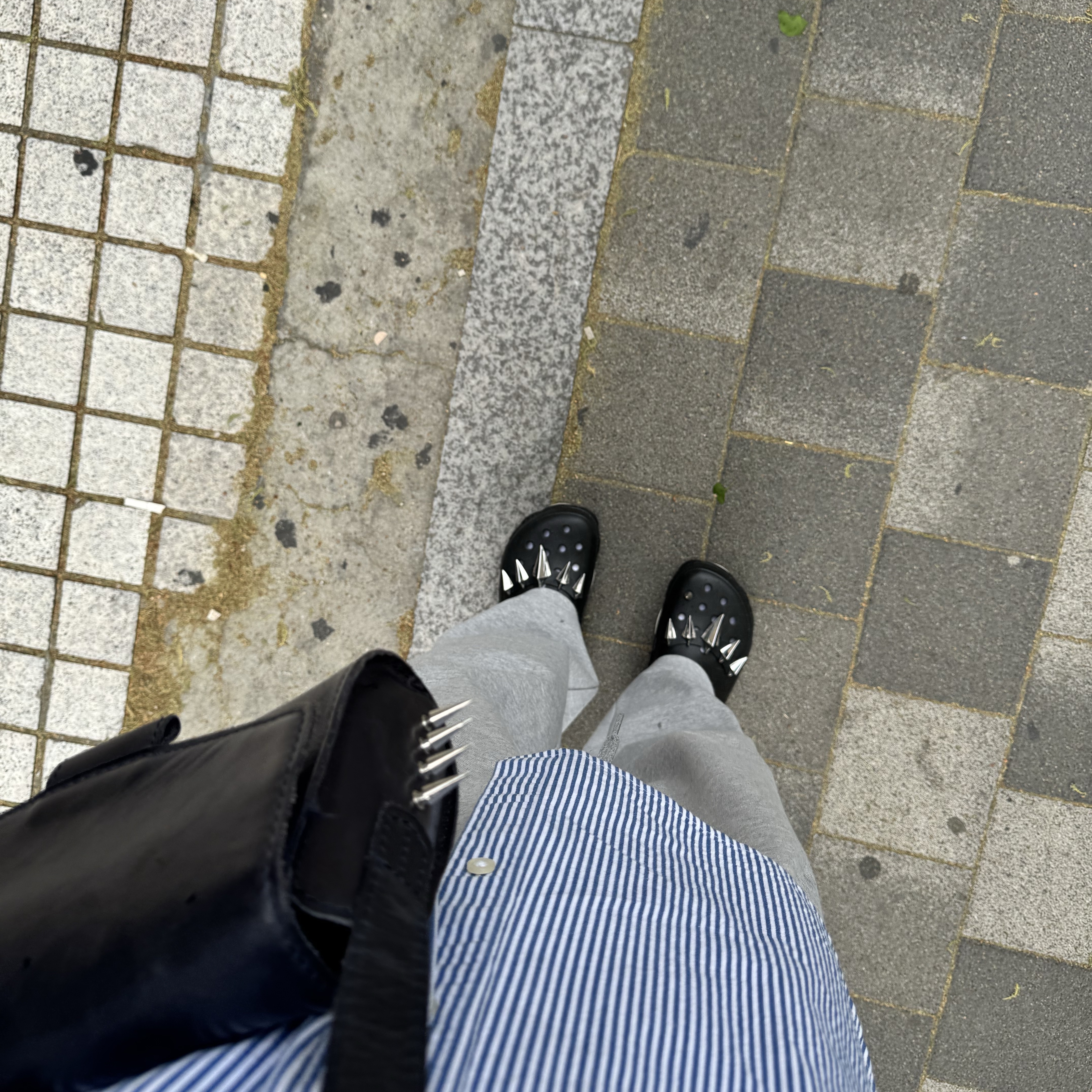 Crocs x Black Panther All Terrain Clog Black 착용 스타일 - 1