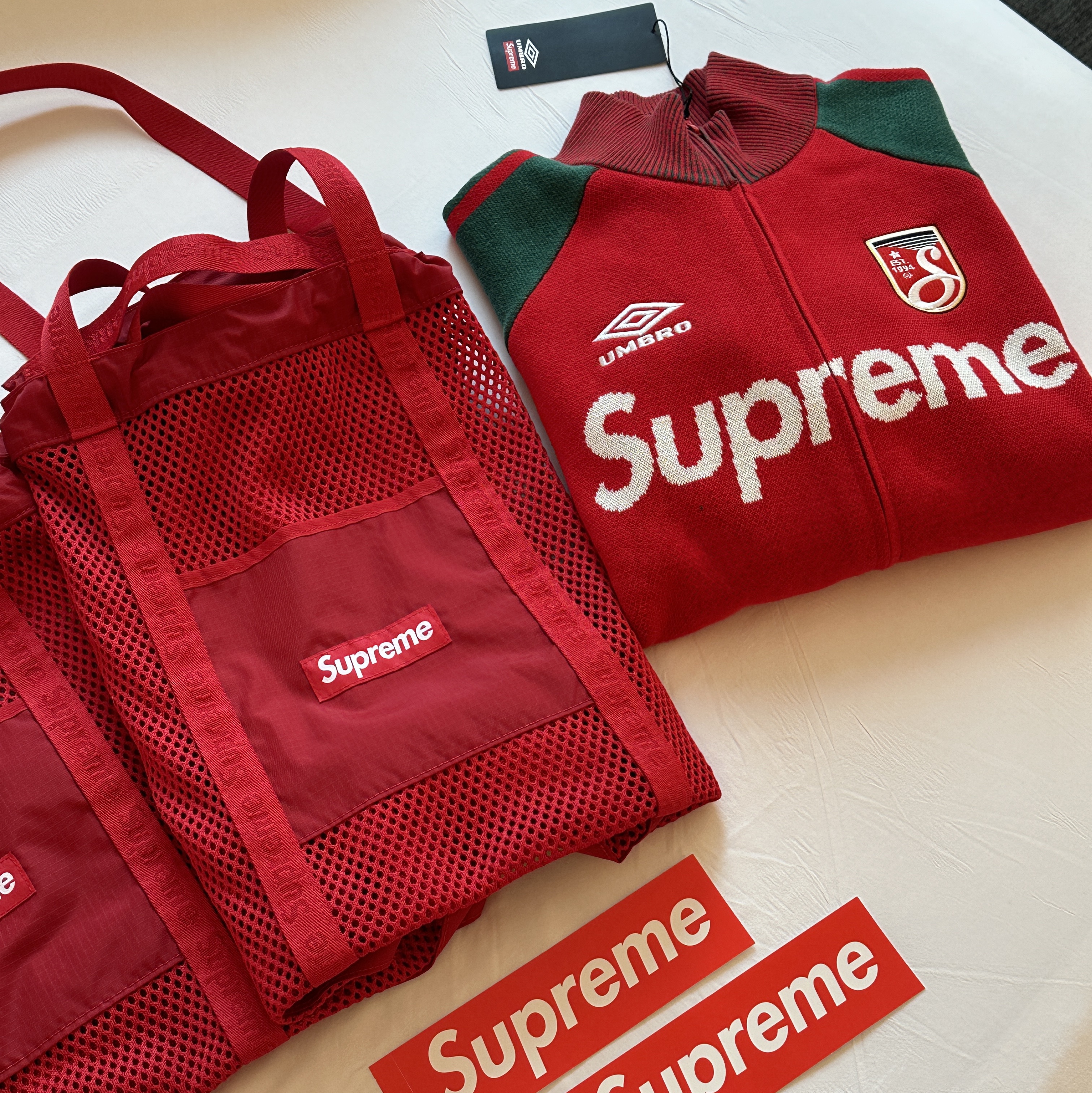 Supreme Mesh Tote Bag Red - 25SS, Supreme x Umbro Zip Up Sweater Red - 25SS 착용 스타일