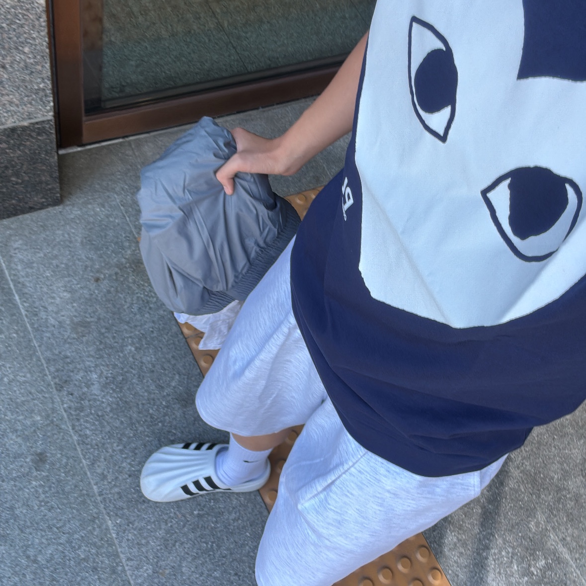 Play Comme des Garcons T-Shirt Navy 착용 스타일