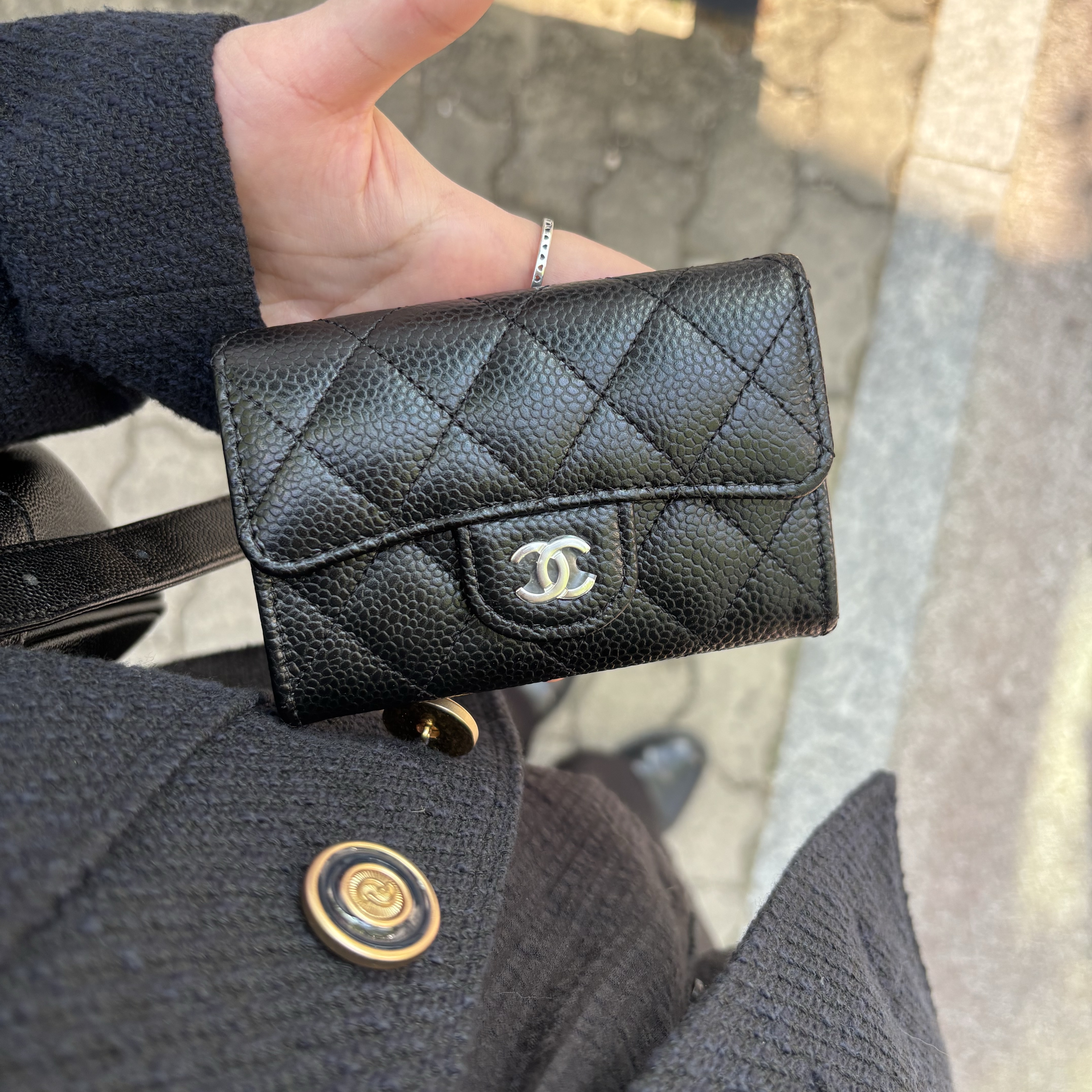 Chanel Classic Card Holder Grained Calfskin & Silver Black 착용 스타일