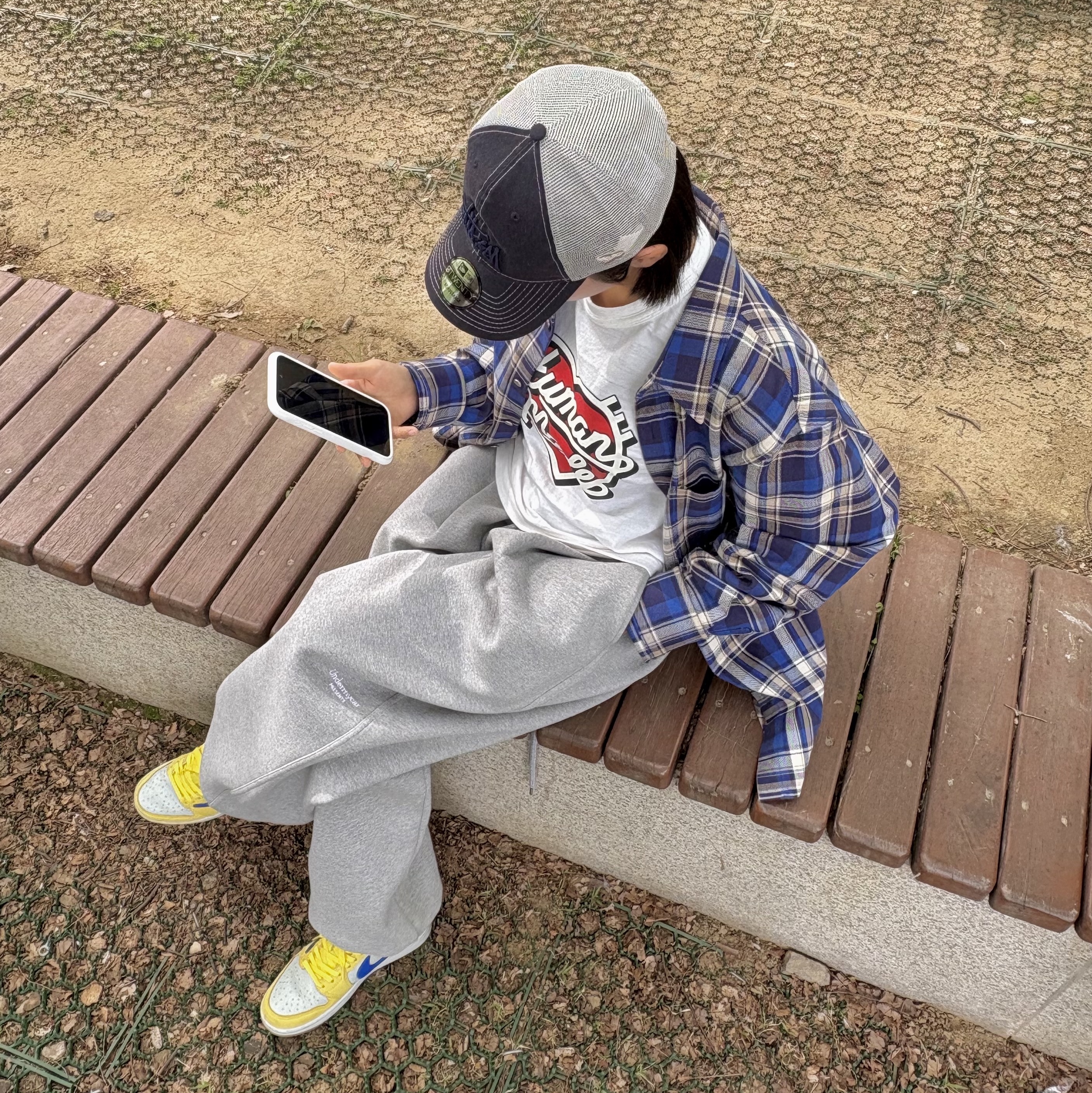 Undermycar Mu.03 Anti Fxxking Logo Play Oversized Sweat Jogger Melange Gray, (W) Jordan 1 x Travis Scott Retro Low OG SP Canary 착용 스타일