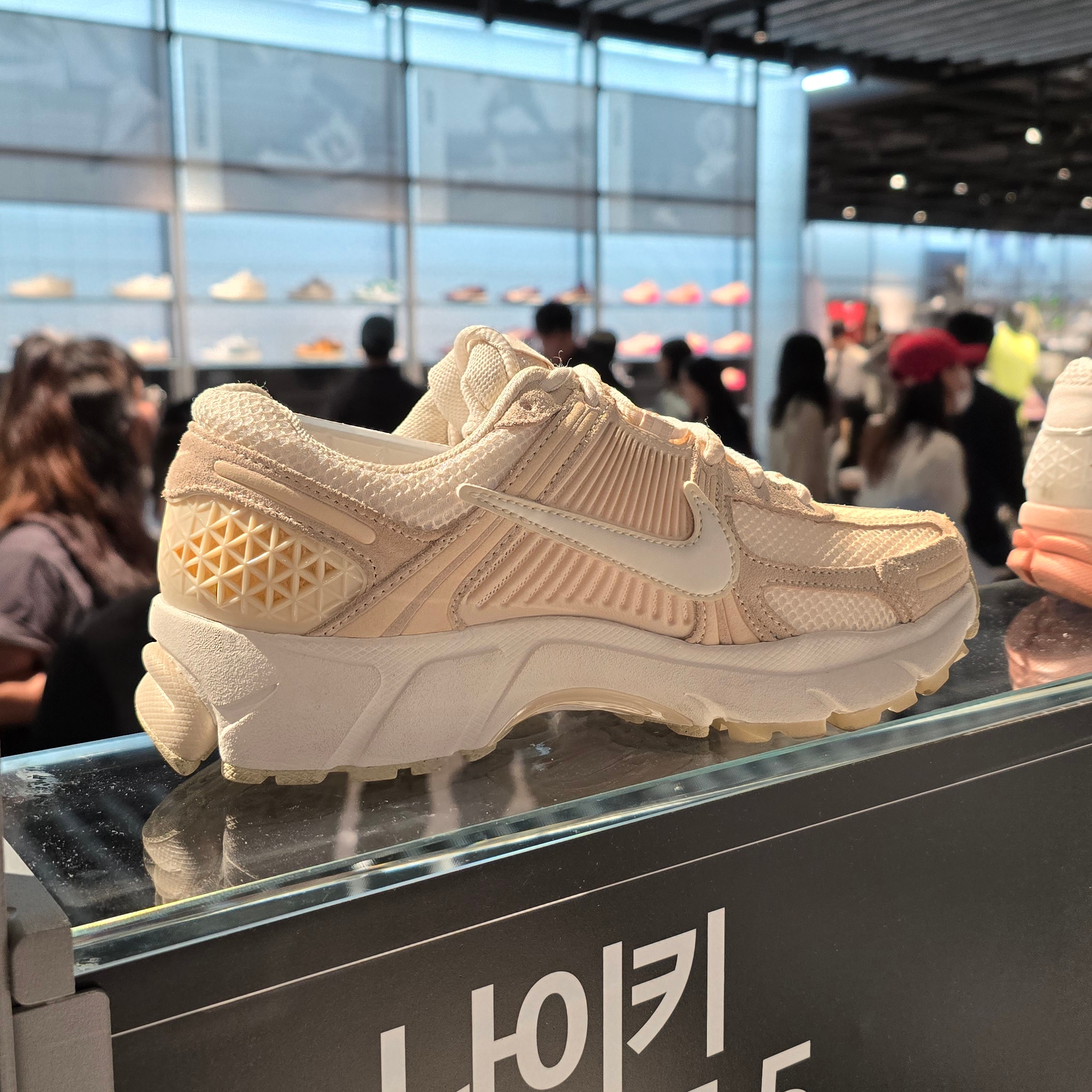 (W) Nike Air Zoom Vomero 5 Light Khaki Pale Ivory 착용 스타일