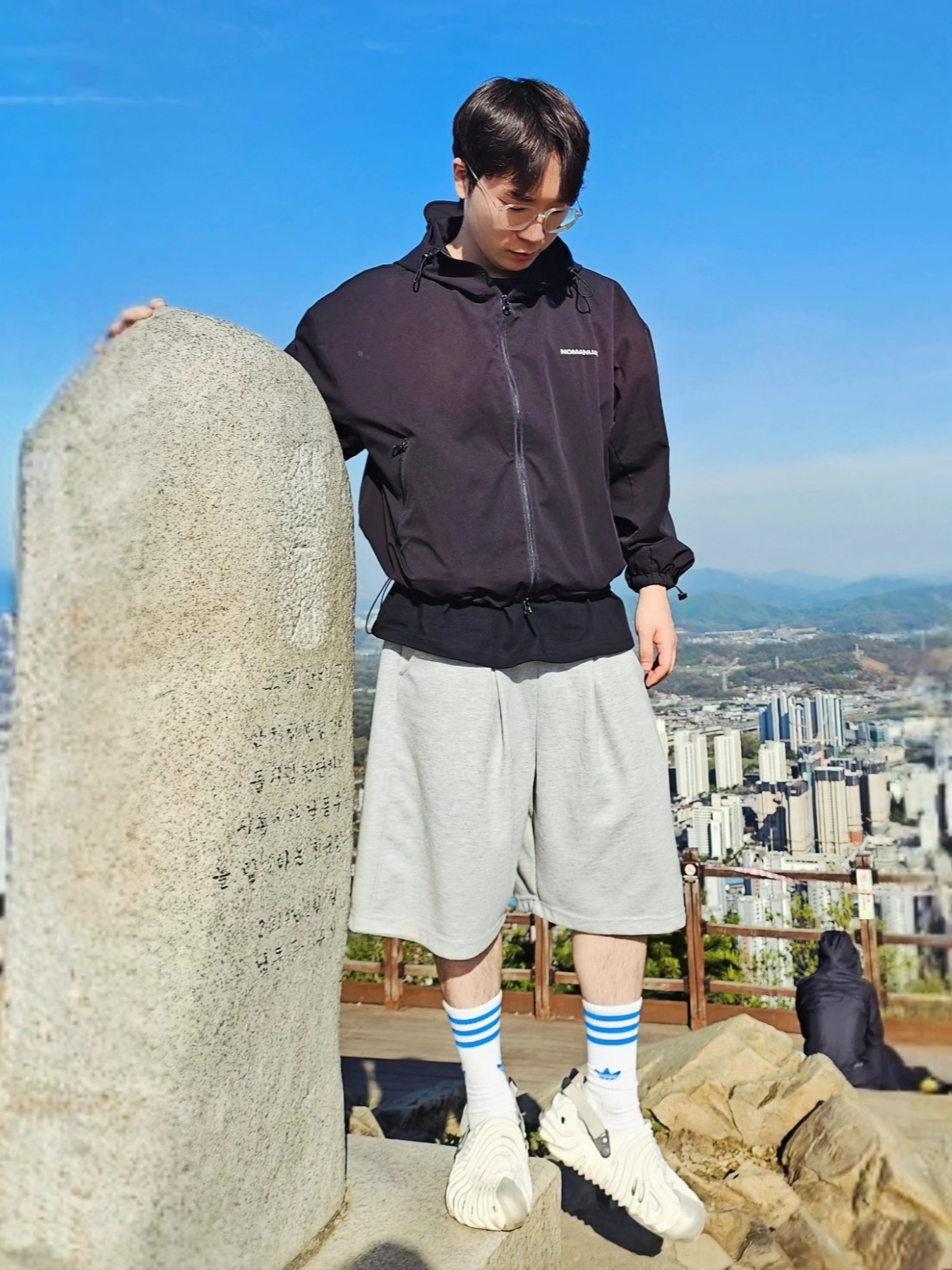 NOMANUAL Penon Wind Shell Black, Crocs x Salehe Bembury Pollex Clog Pearl White 착용 스타일