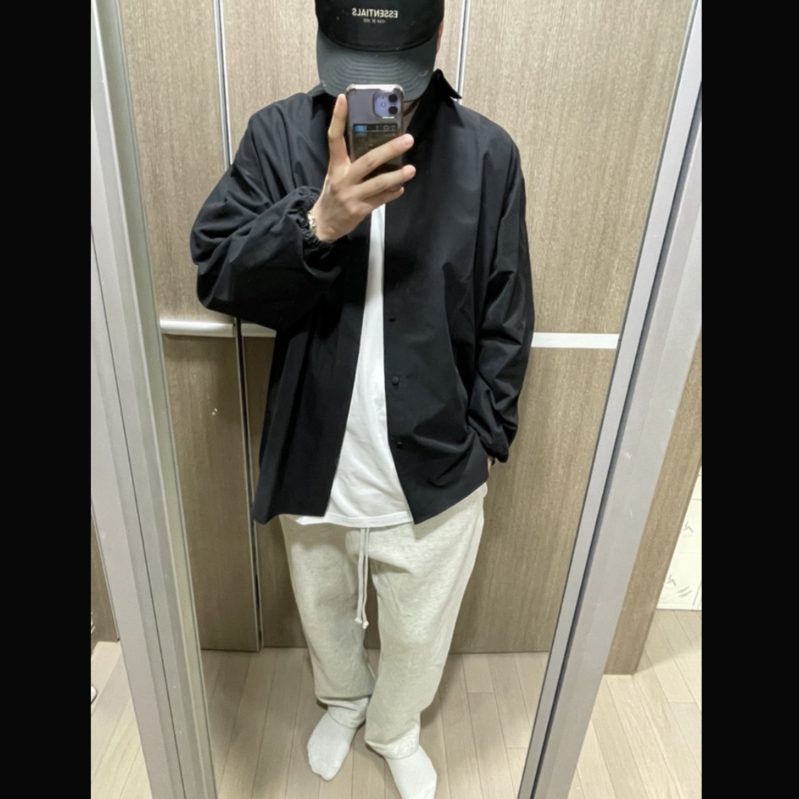 Essentials 1977 Relaxed Sweatpants Light Oatmeal - 22SS, Essentials Button Down Shirt Jet Black - 23FW 착용 스타일