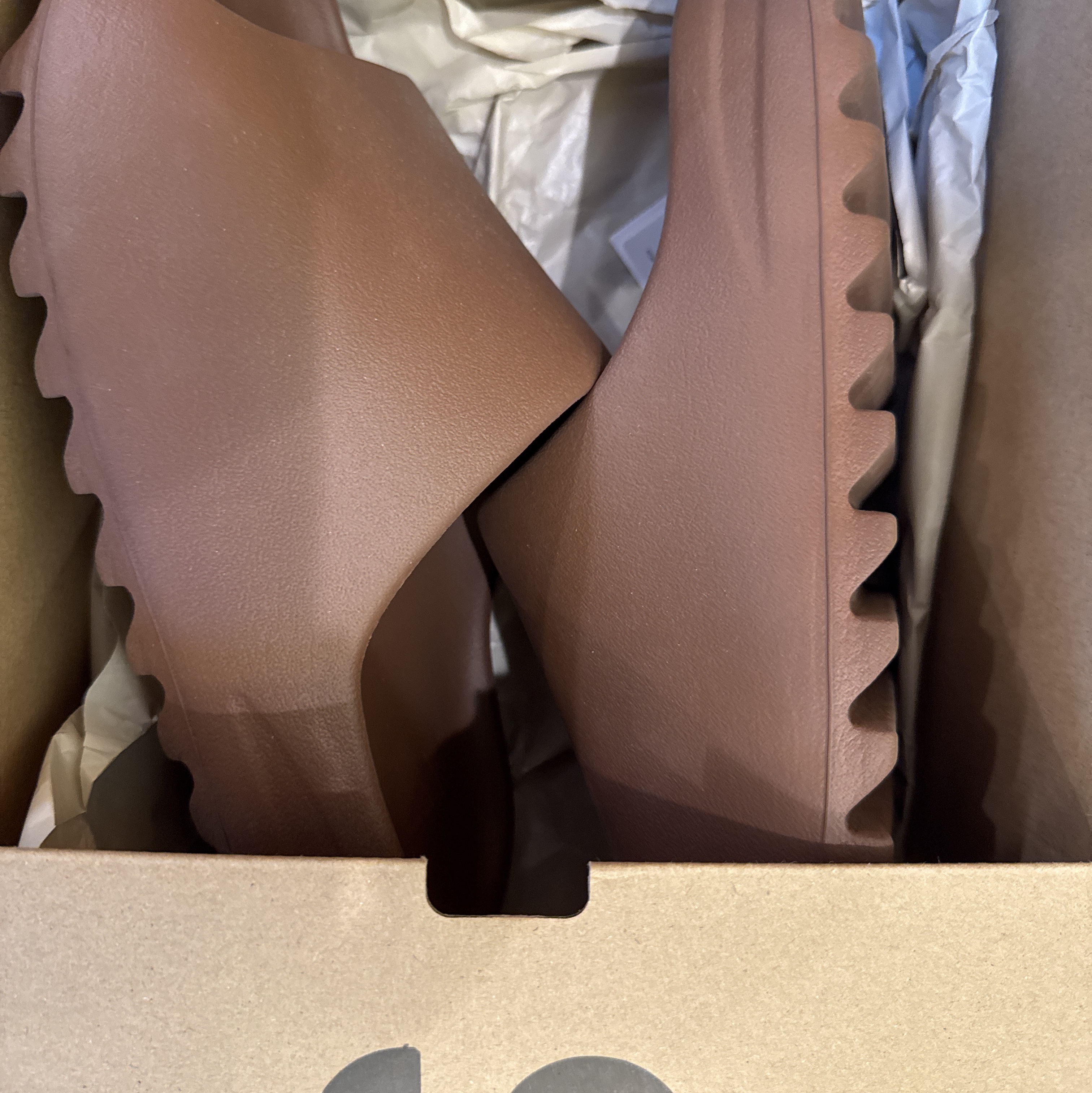 Adidas Yeezy Slide Flax 착용 스타일