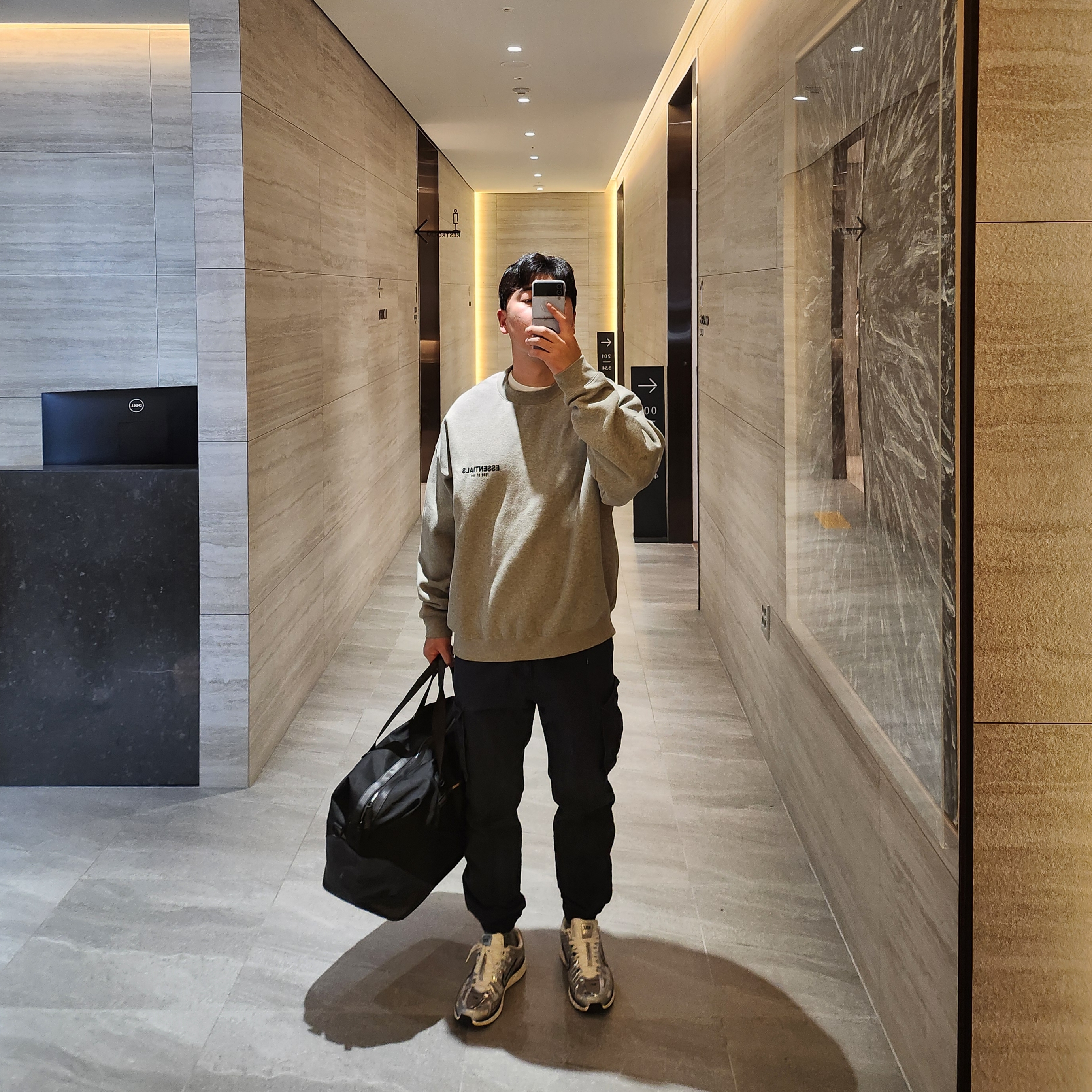 Essentials The Core Collection Crewneck Sweatshirt Dark Oatmeal, Nike P-6000 Metallic Silver 착용 스타일