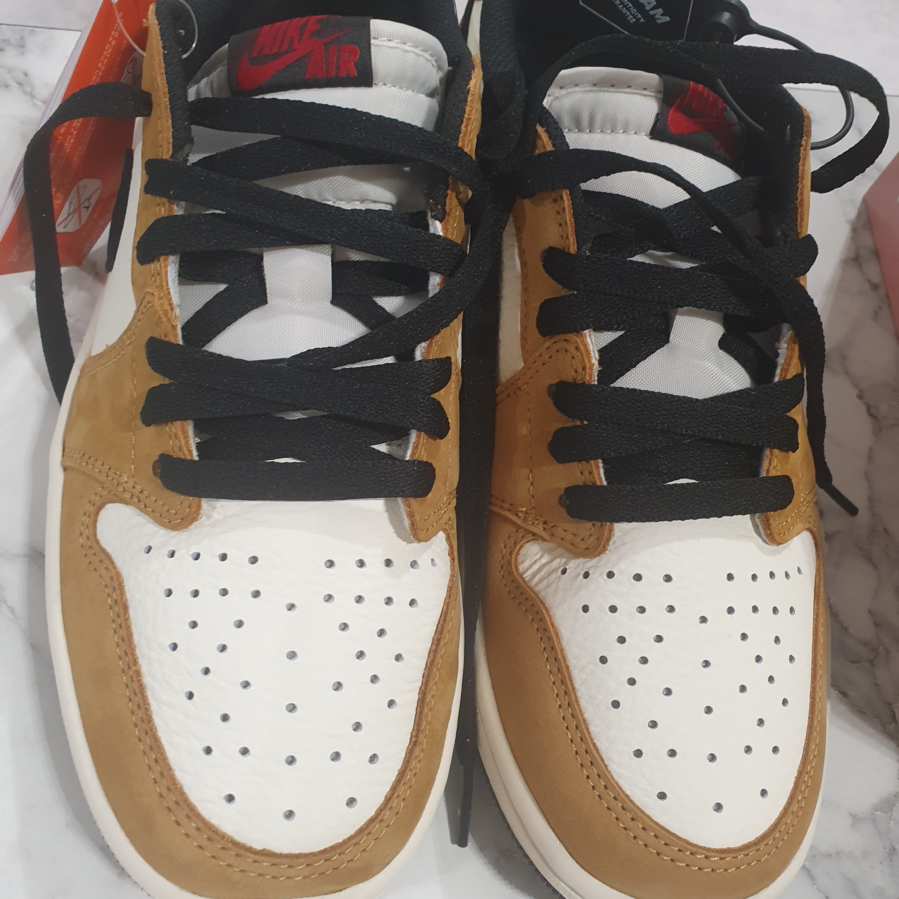 Jordan 1 Low OG Sail and Golden Harvest 착용 스타일