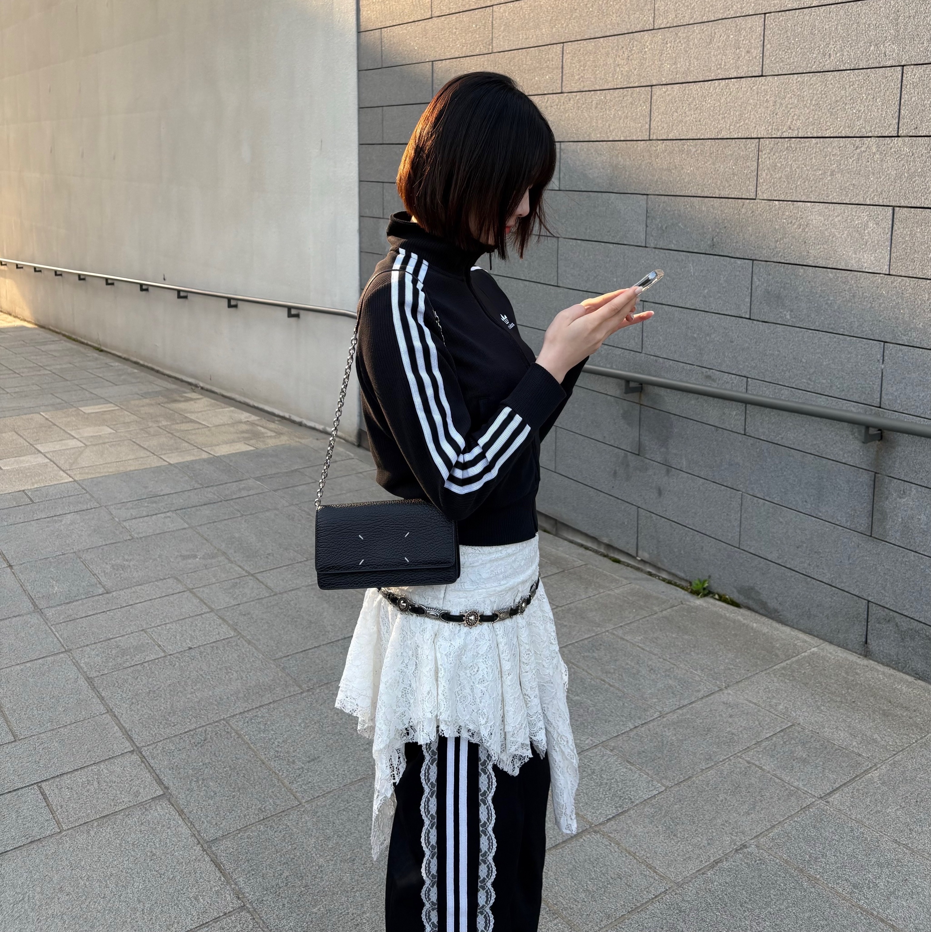 (W) Adidas Adicolor Knit Top Black - KR Sizing, Maison Margiela Four Stitches Chain Flap Wallet Black 착용 스타일